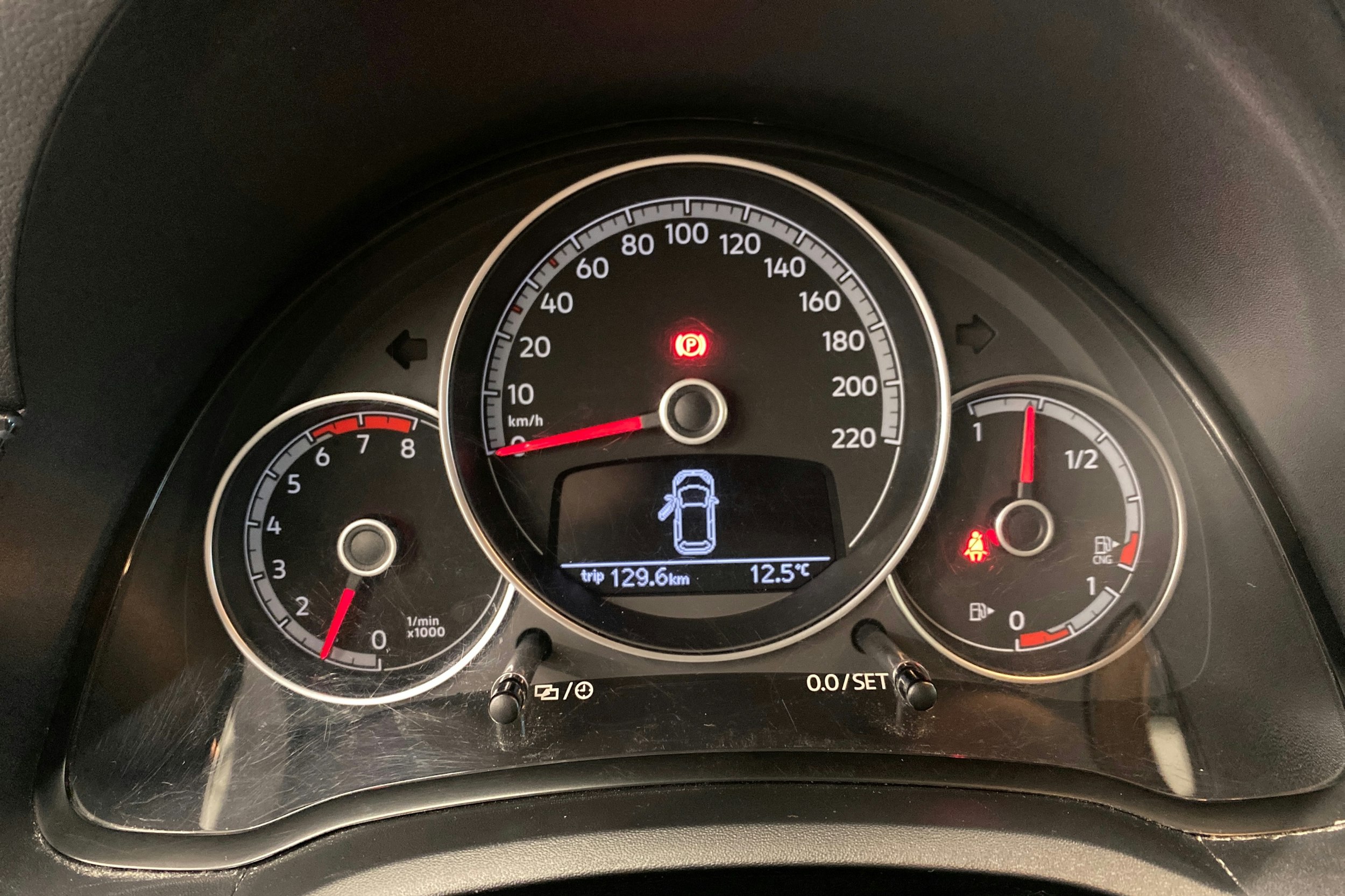 valkoinen Volkswagen up! 2019 kuva 15.