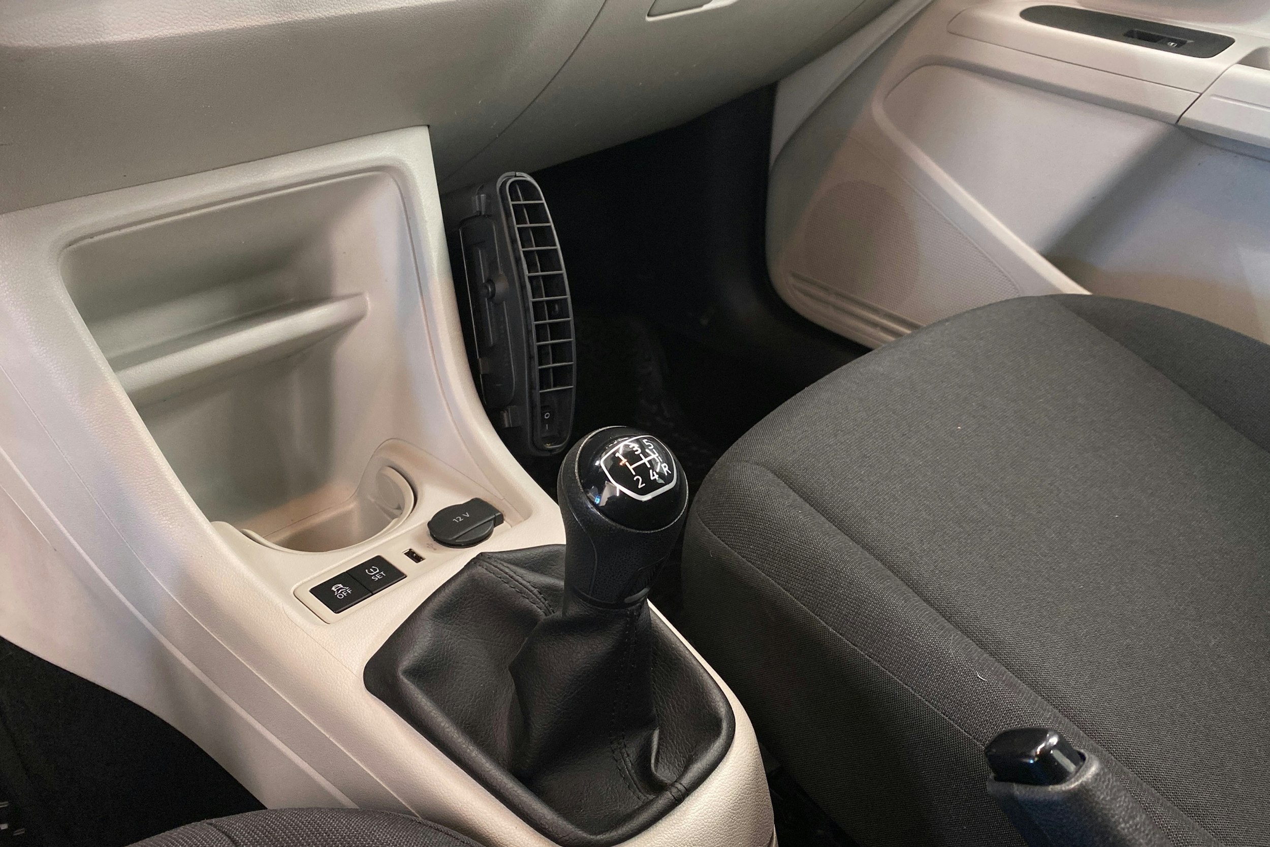 valkoinen Volkswagen up! 2019 kuva 17.