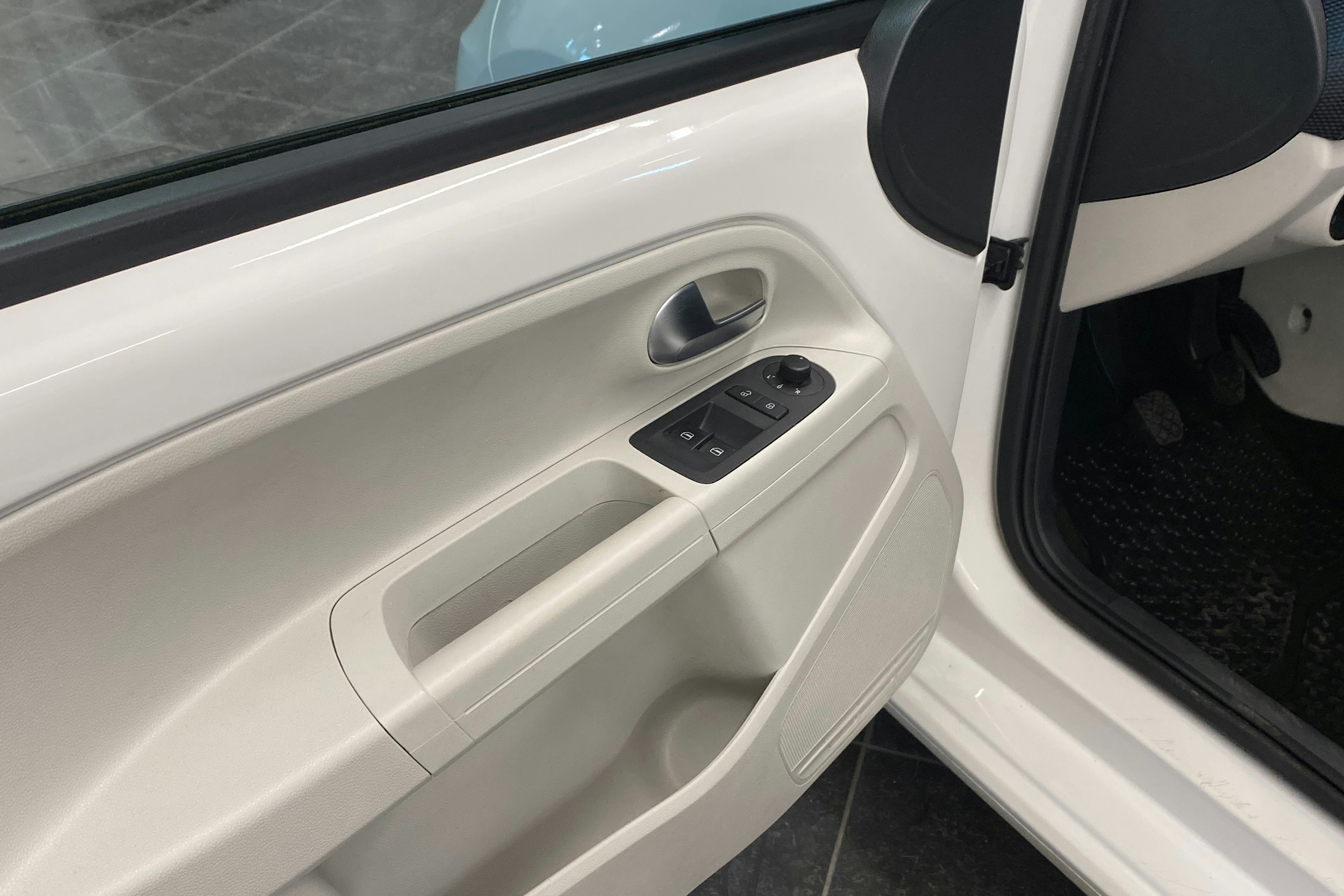 valkoinen Volkswagen up! 2019 kuva 18.