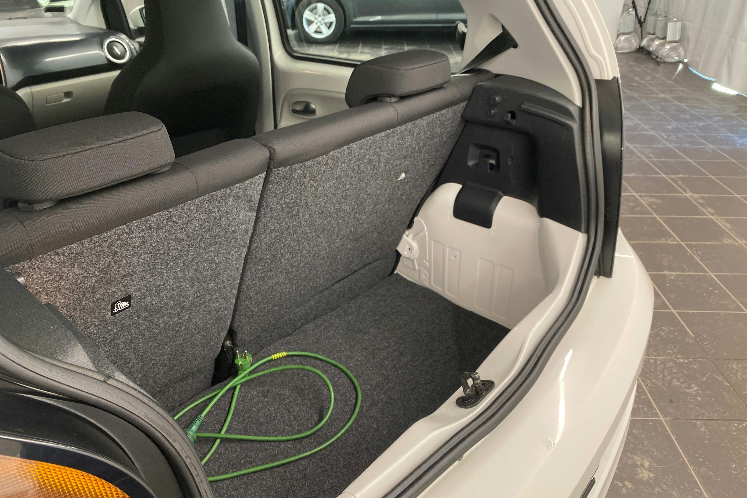 valkoinen Volkswagen up! 2019 kuva 20.