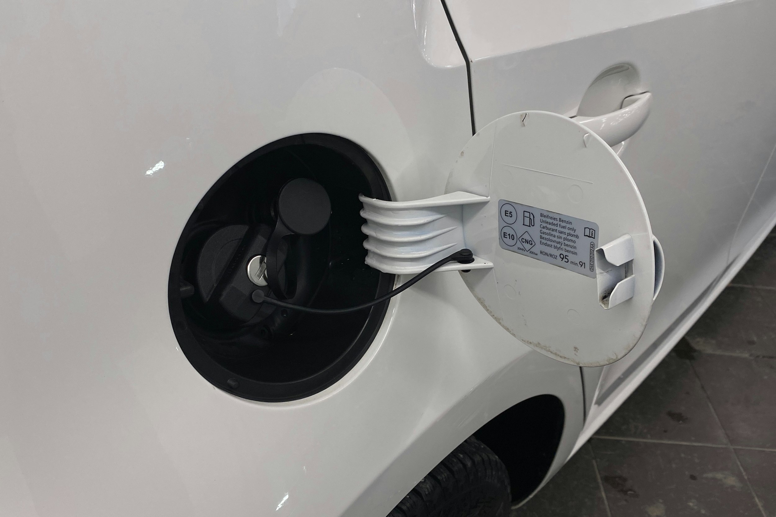 valkoinen Volkswagen up! 2019 kuva 22.