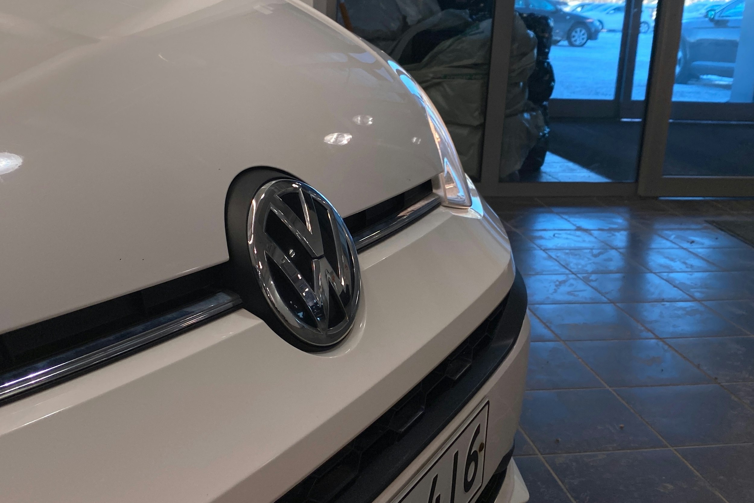 valkoinen Volkswagen up! 2019 kuva 23.