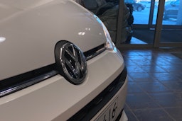 valkoinen Volkswagen up! 2019 kuva 23.