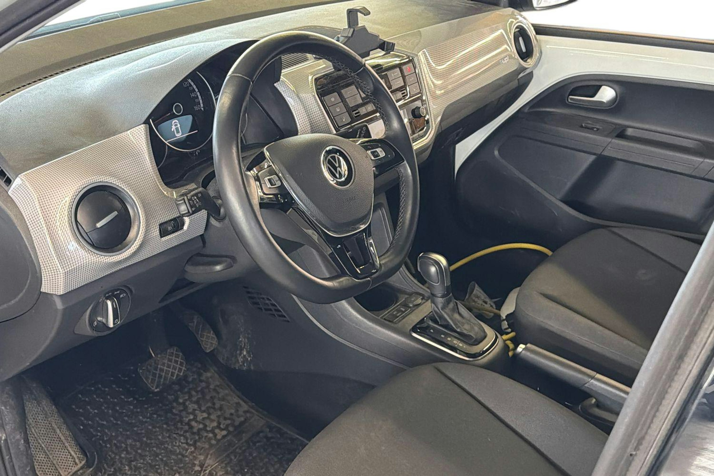 valkoinen Volkswagen up! 2020 kuva 3.