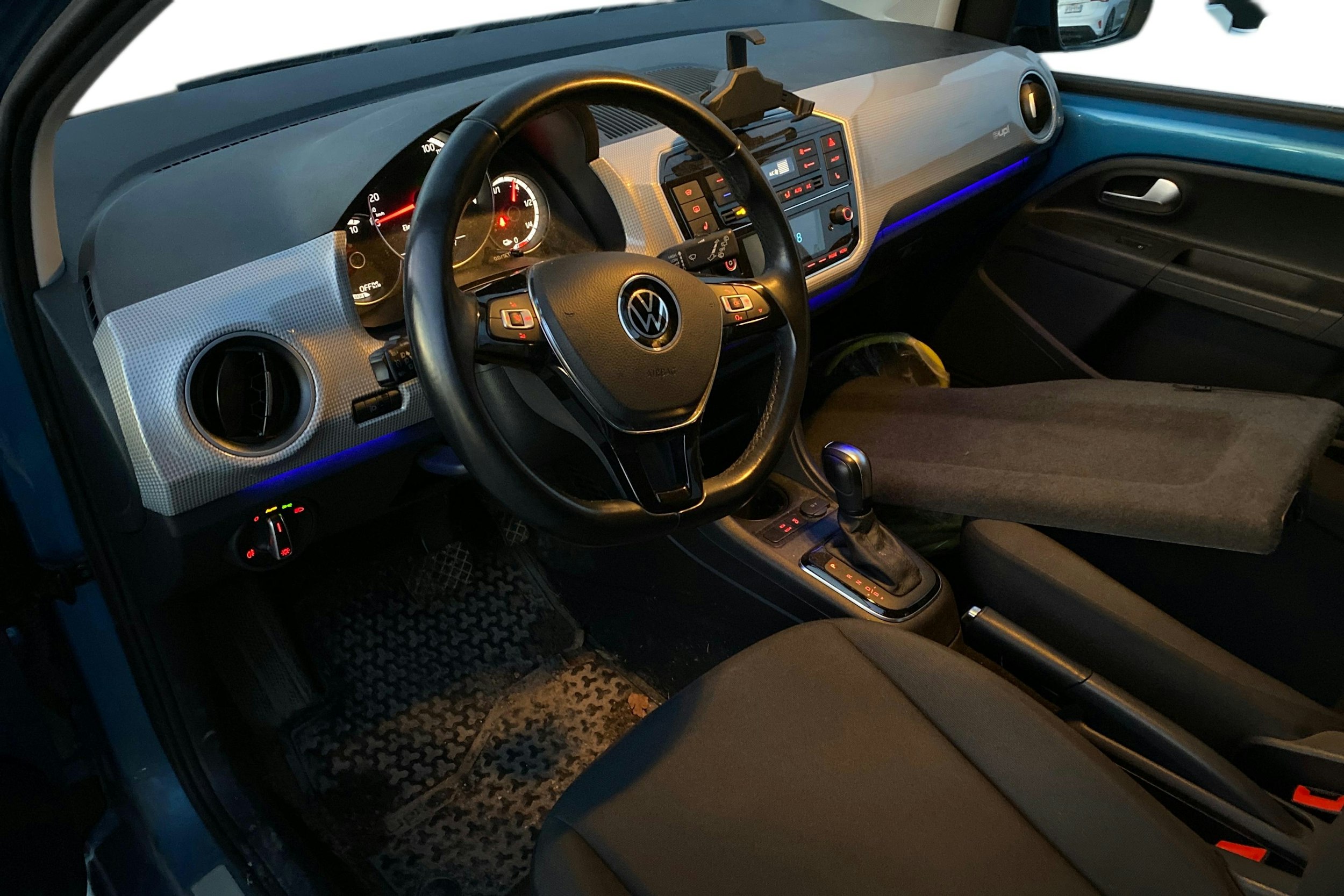 Sininen Volkswagen up! 2020 kuva 3.
