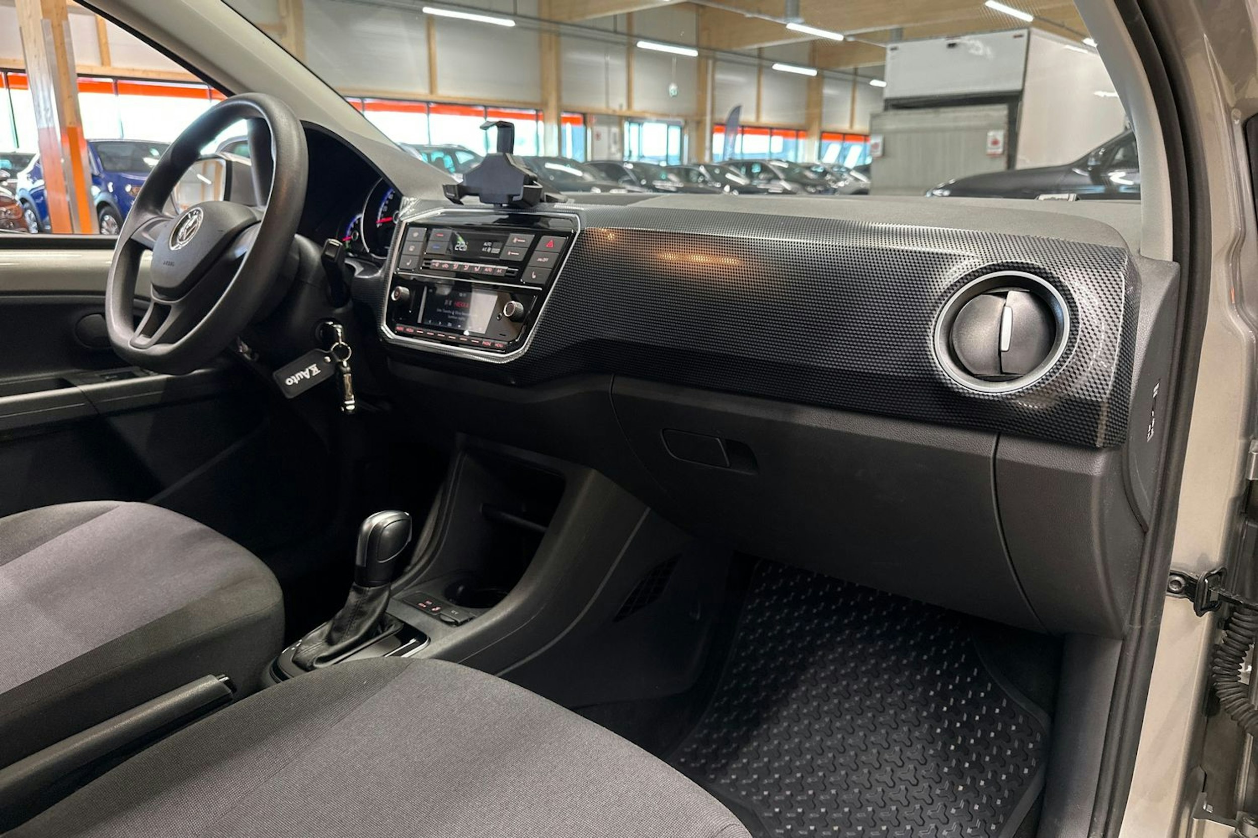harmaa Volkswagen up! 2020 kuva 14.