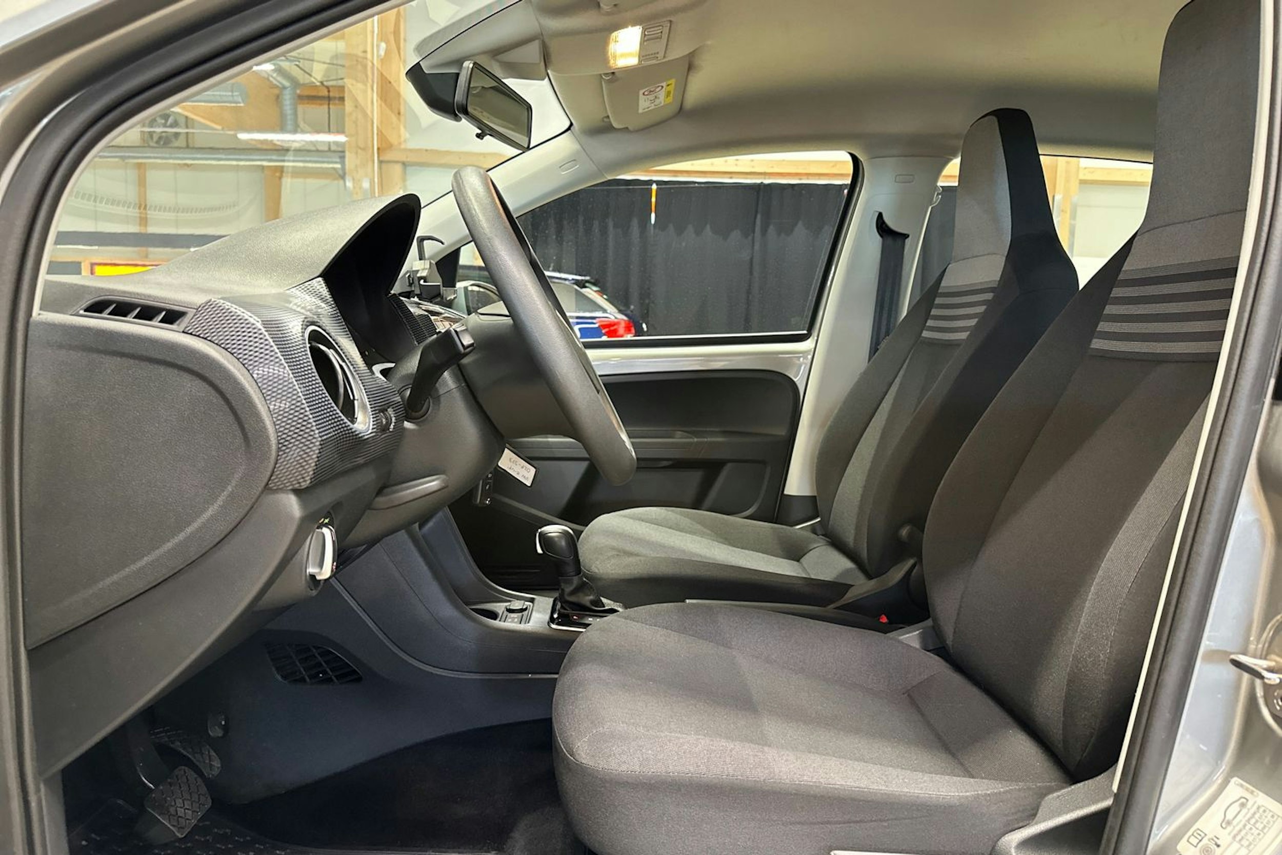 harmaa Volkswagen up! 2020 kuva 17.