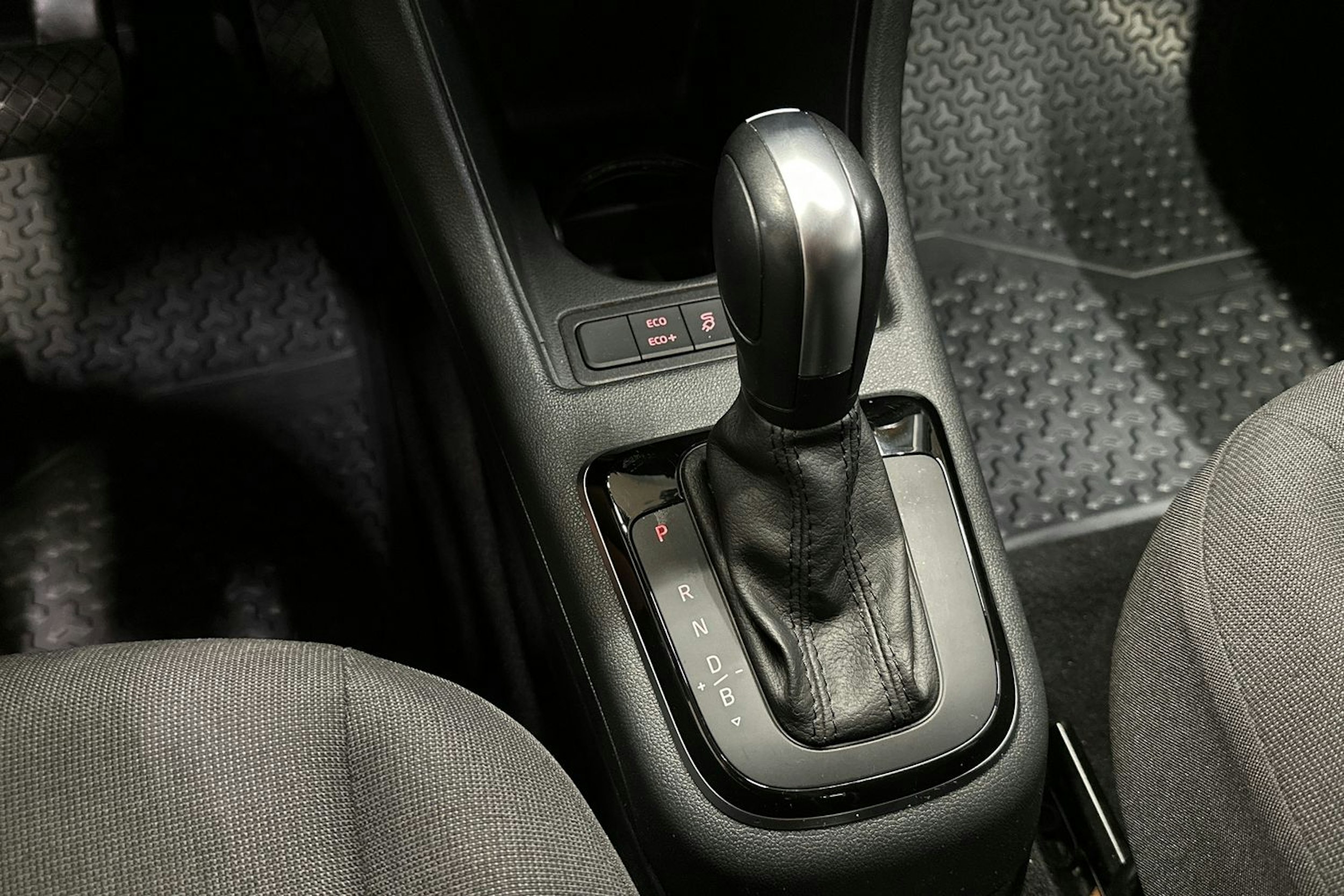 harmaa Volkswagen up! 2020 kuva 23.