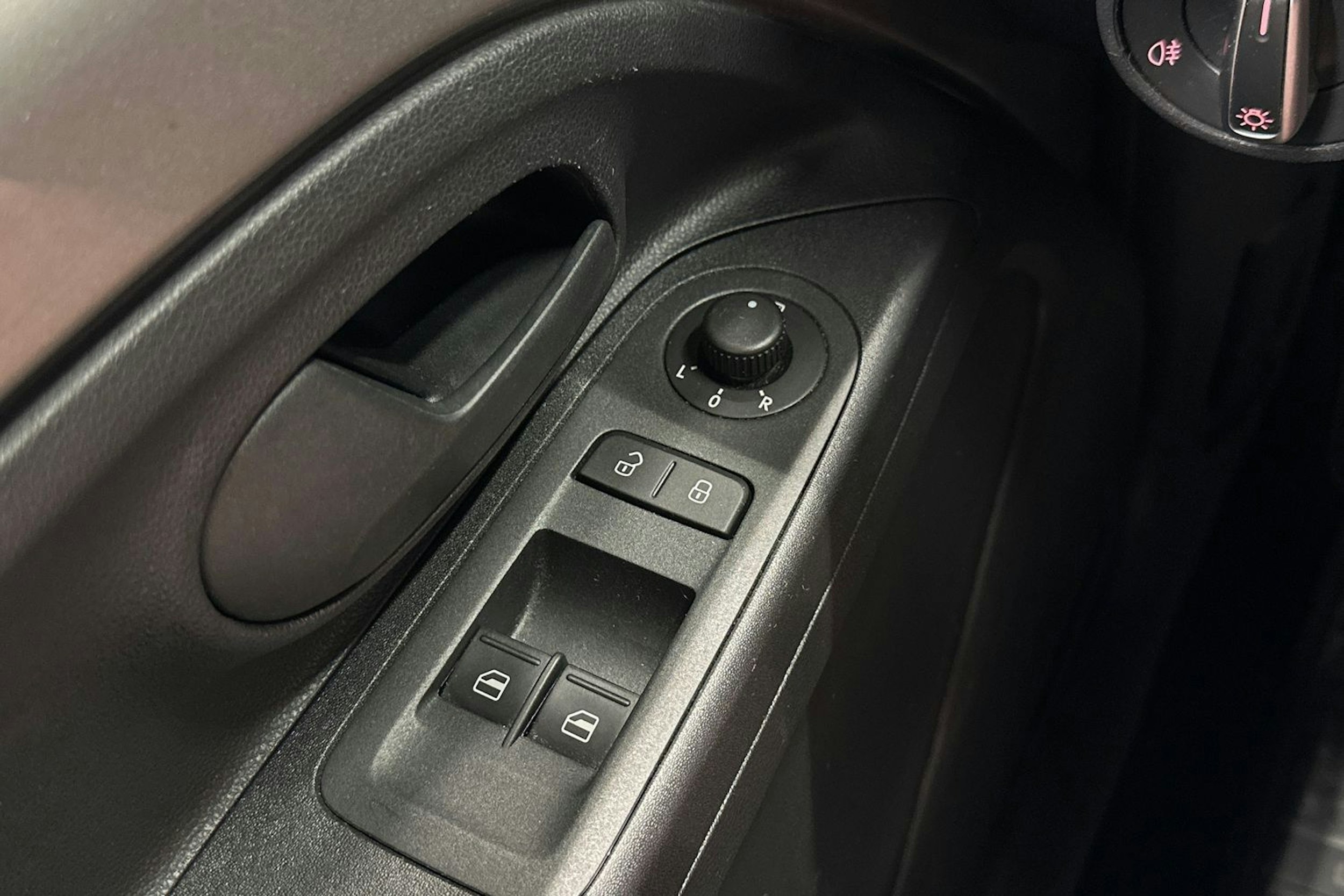 harmaa Volkswagen up! 2020 kuva 28.