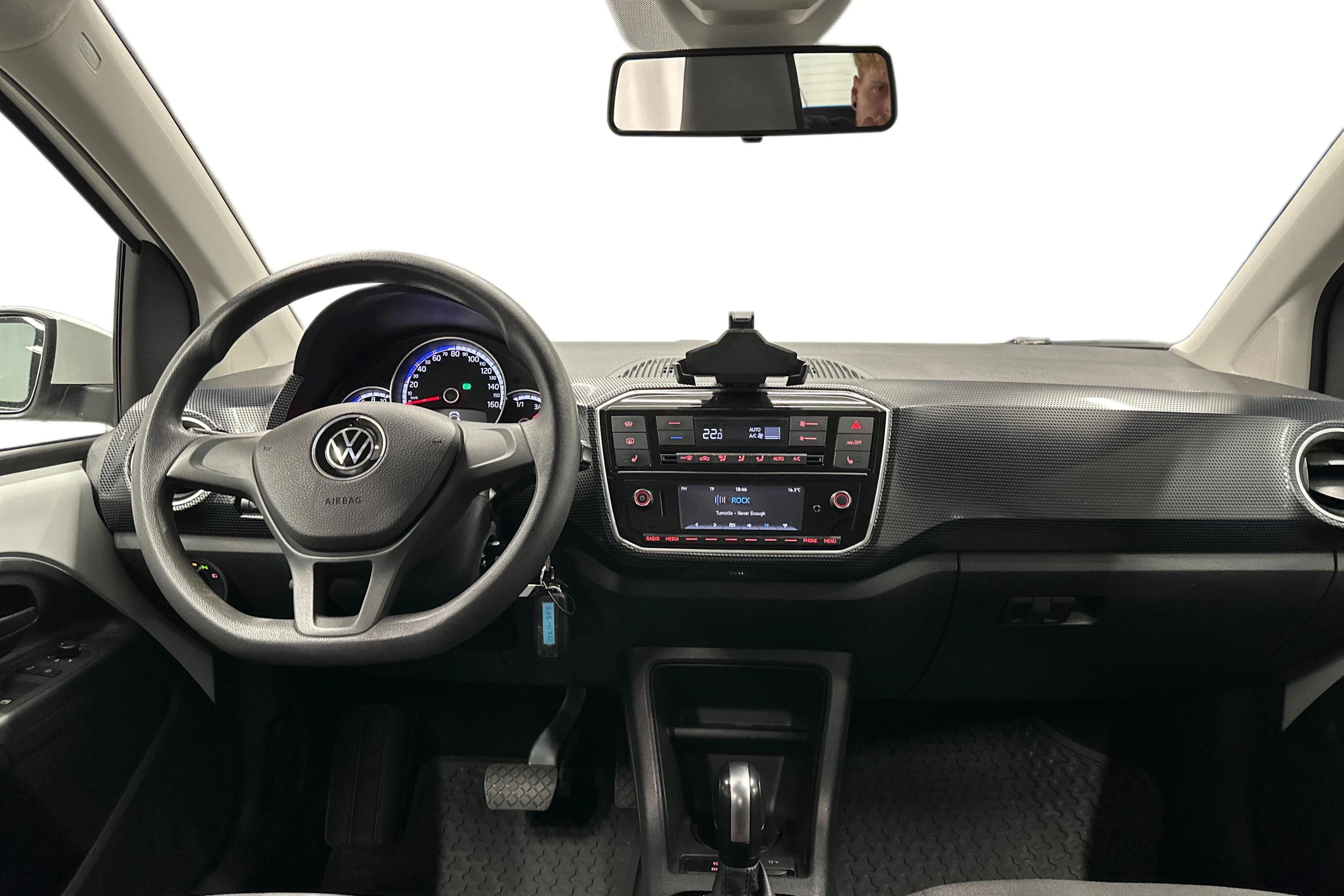 valkoinen Volkswagen up! 2020 kuva 7.