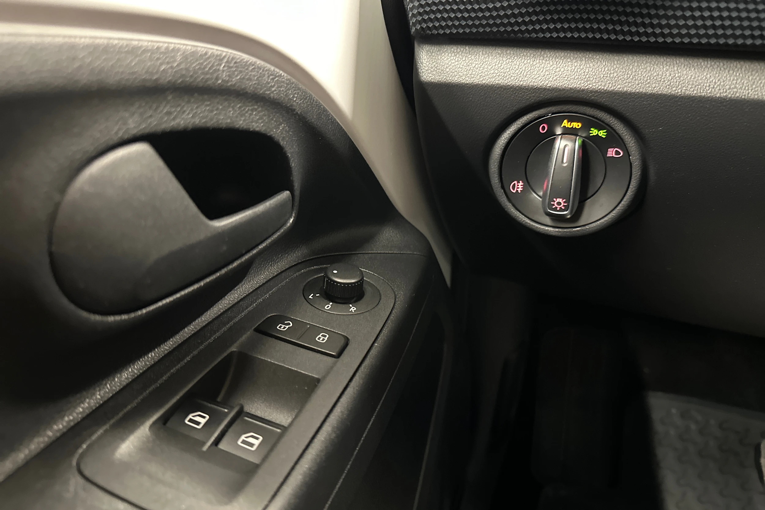 valkoinen Volkswagen up! 2020 kuva 13.