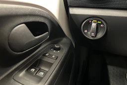 valkoinen Volkswagen up! 2020 kuva 13.