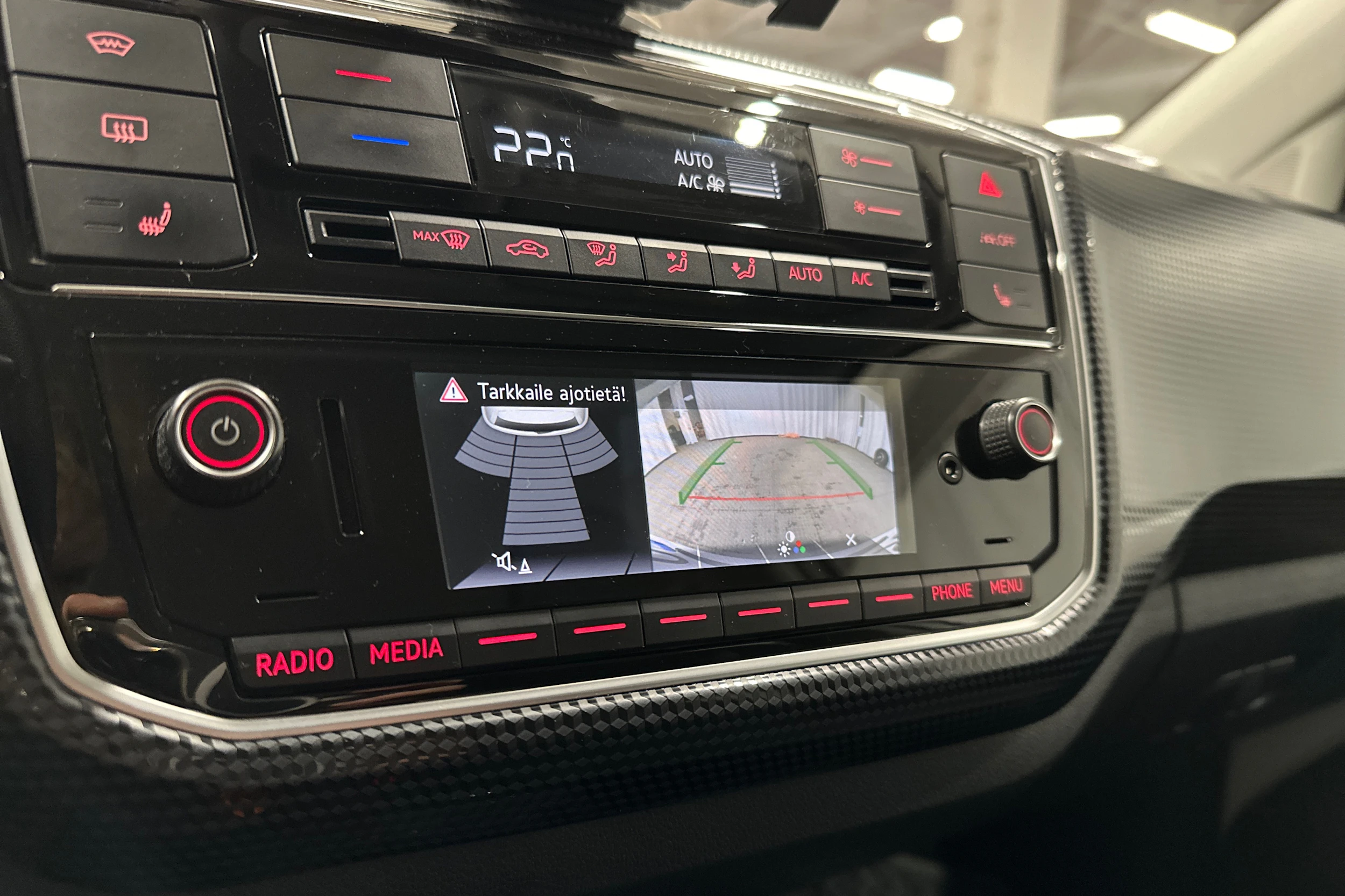 valkoinen Volkswagen up! 2020 kuva 14.