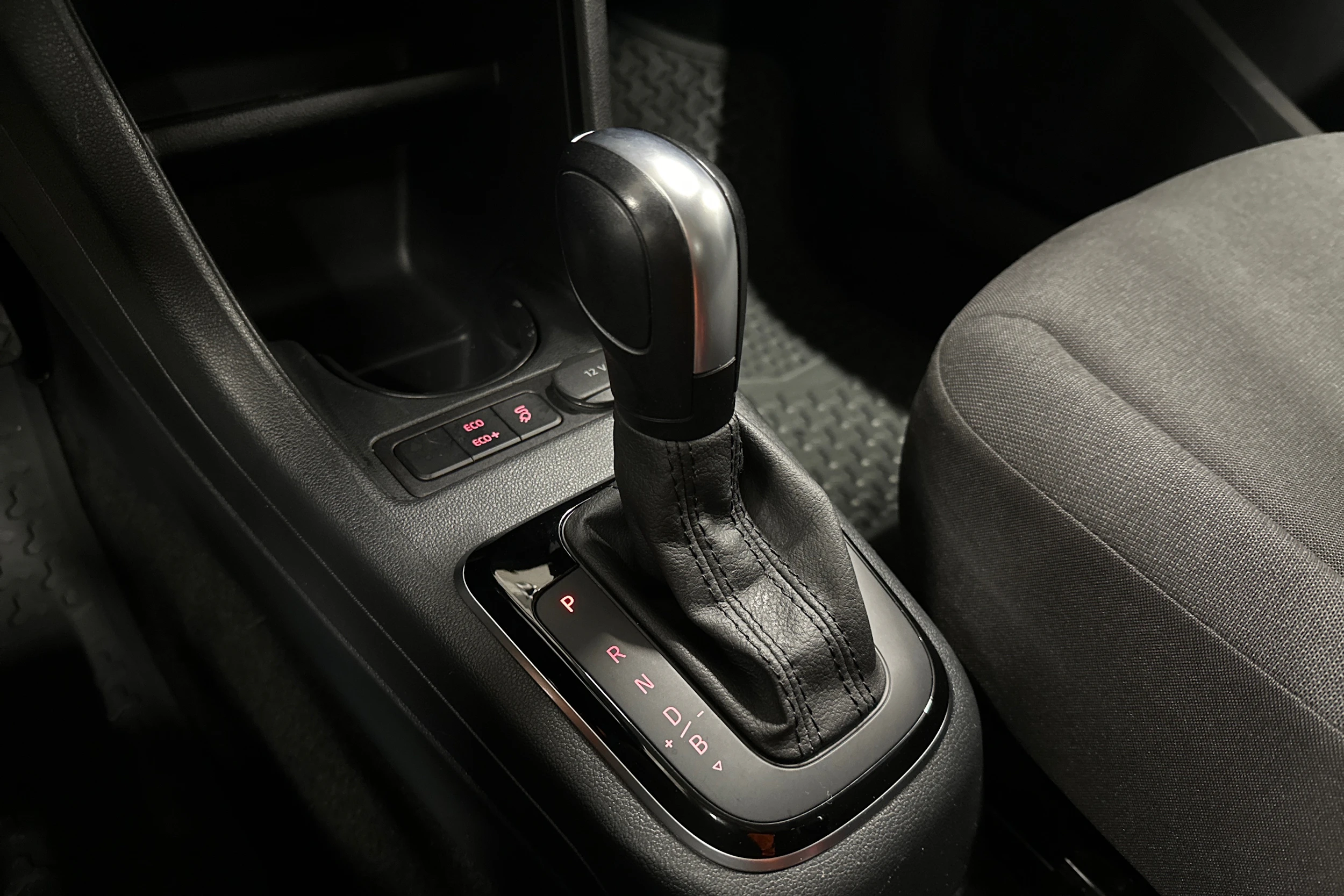 valkoinen Volkswagen up! 2020 kuva 16.