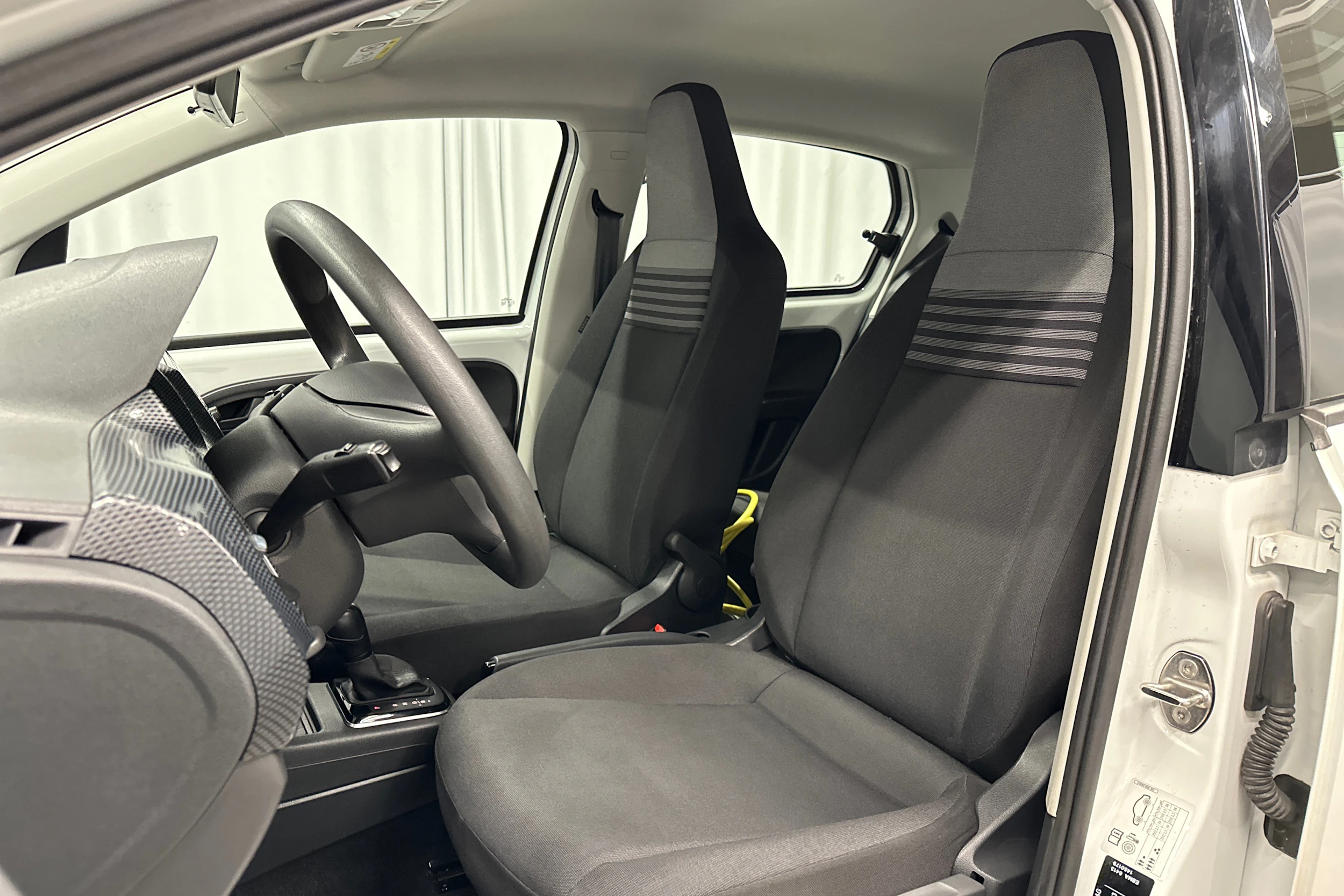 valkoinen Volkswagen up! 2020 kuva 17.