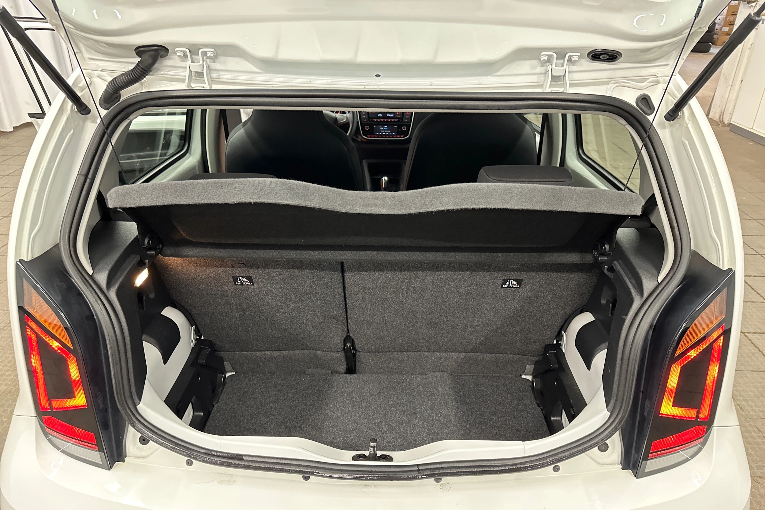 valkoinen Volkswagen up! 2020 kuva 18.