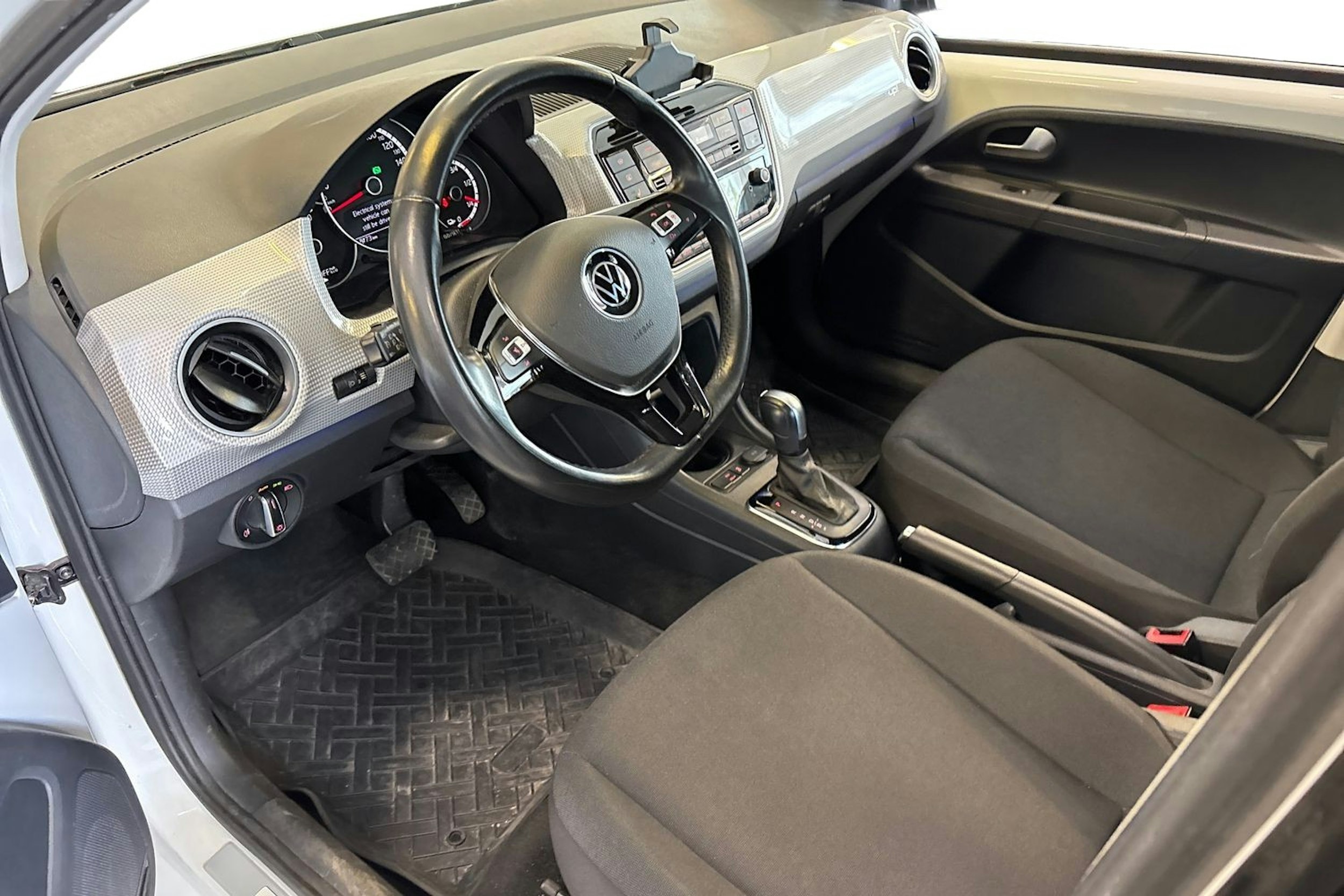 valkoinen Volkswagen up! 2020 kuva 3.