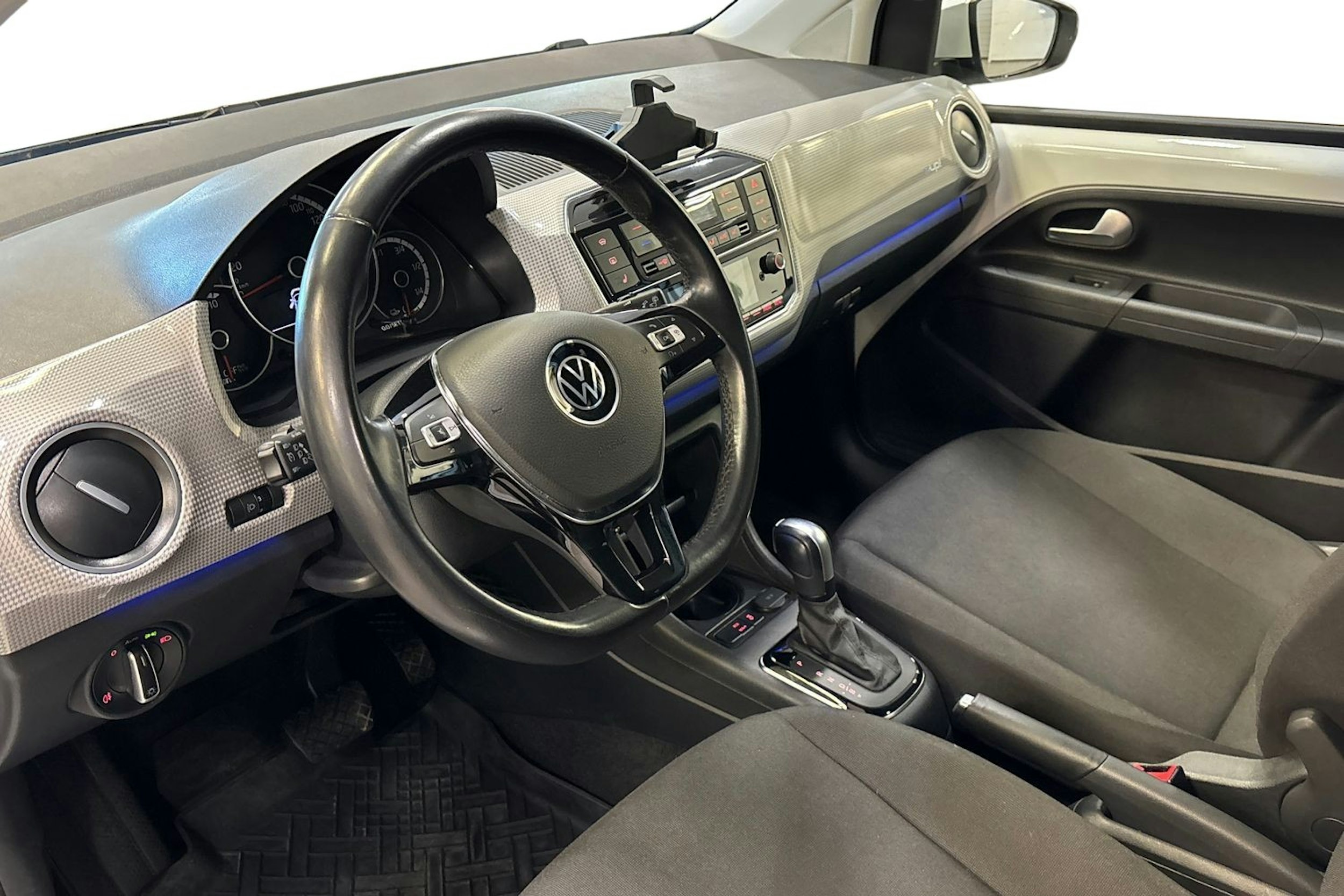 valkoinen Volkswagen up! 2020 kuva 7.