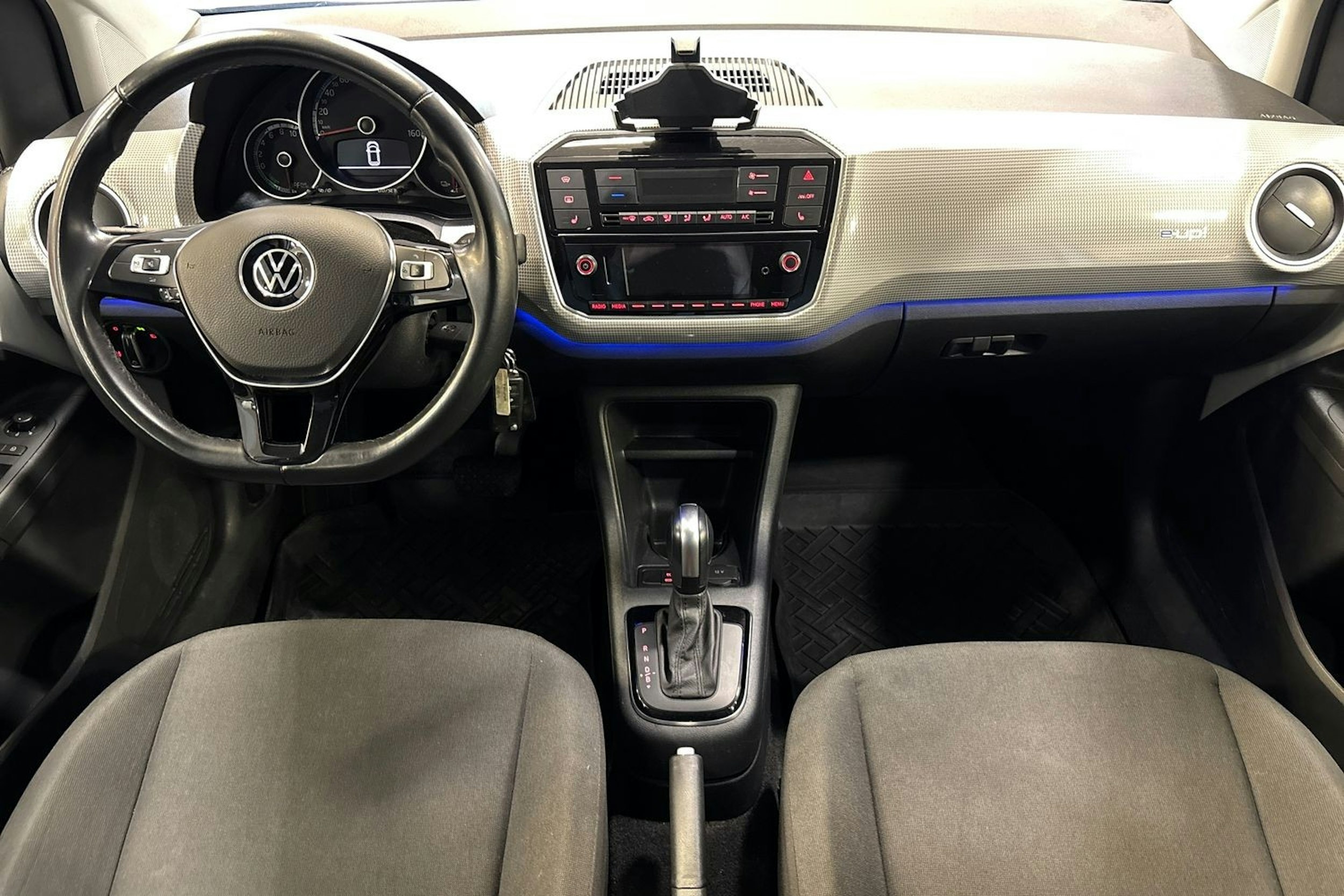 valkoinen Volkswagen up! 2020 kuva 9.
