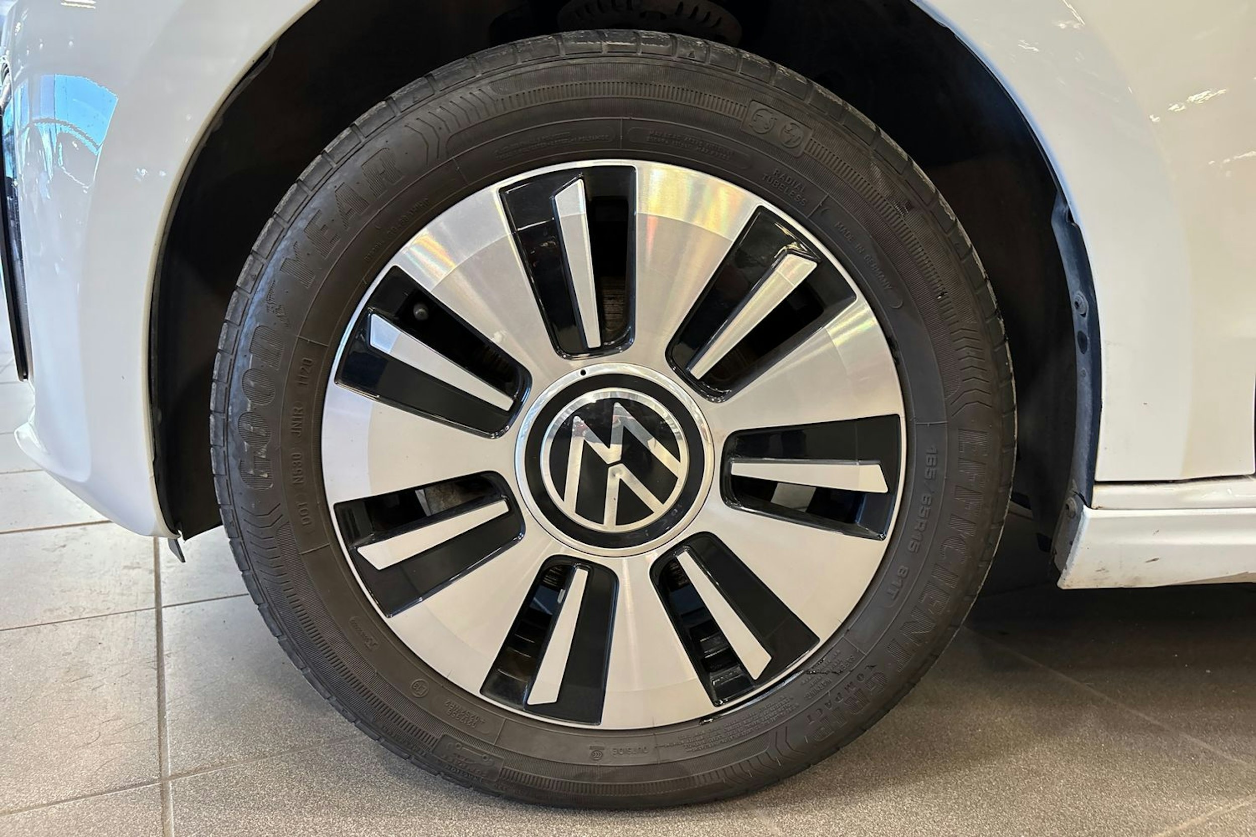 valkoinen Volkswagen up! 2020 kuva 13.