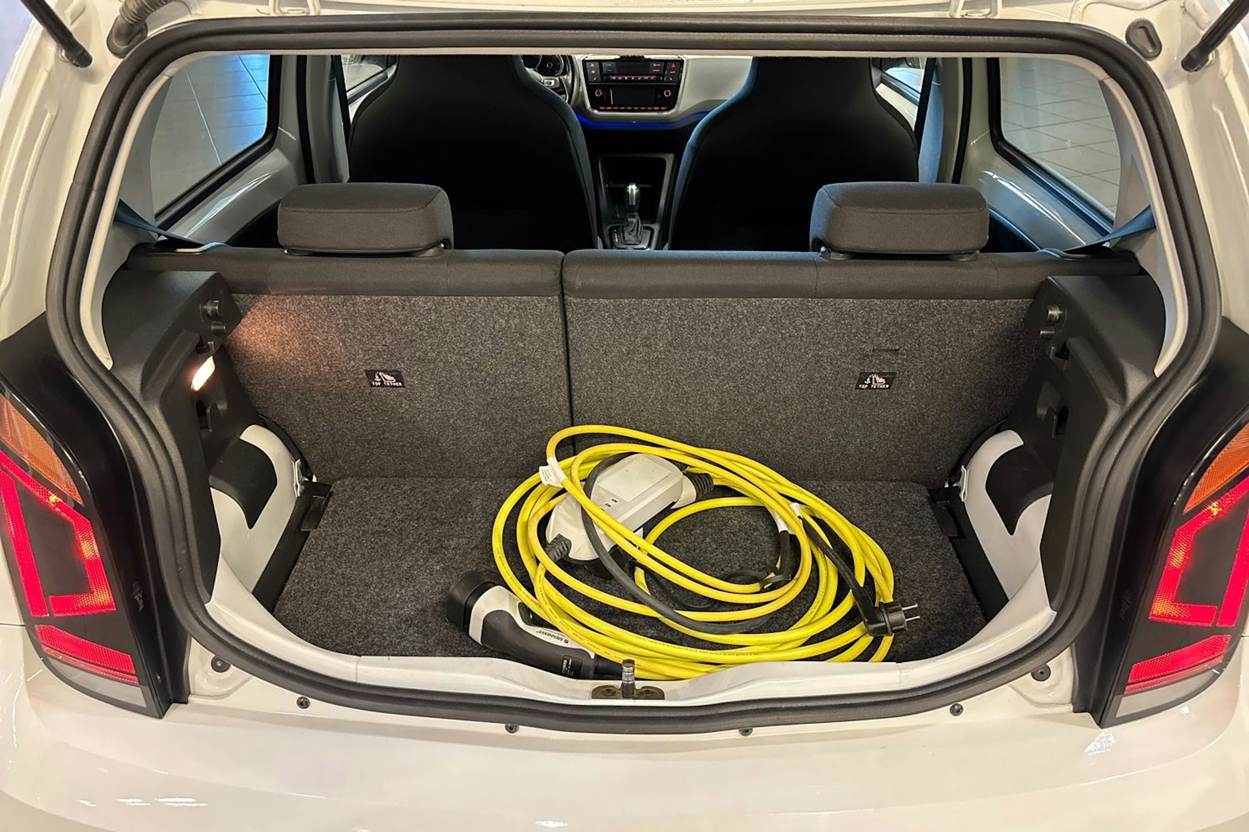 valkoinen Volkswagen up! 2020 kuva 14.