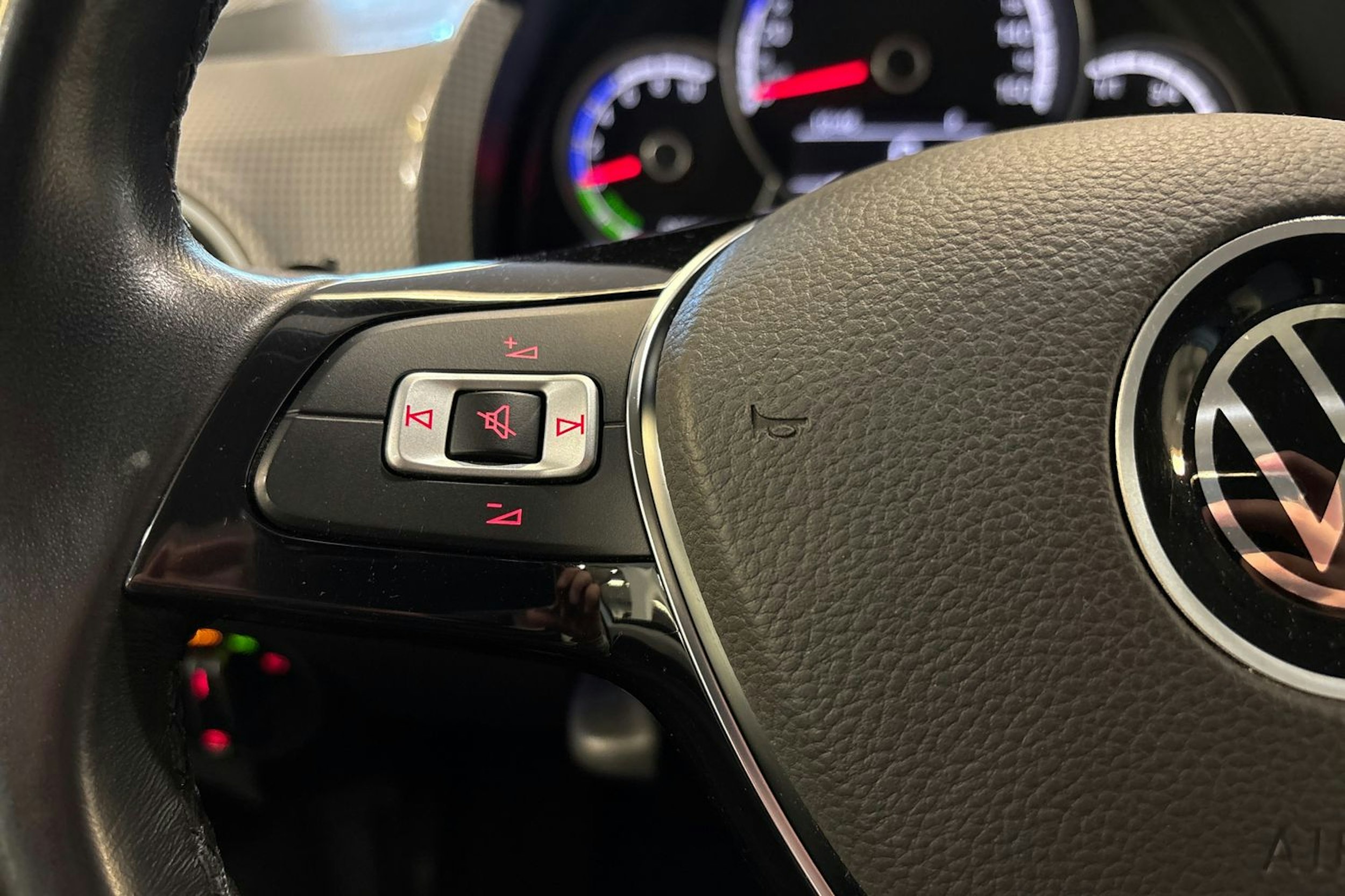 valkoinen Volkswagen up! 2020 kuva 16.