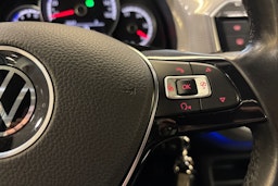 valkoinen Volkswagen up! 2020 kuva 17.
