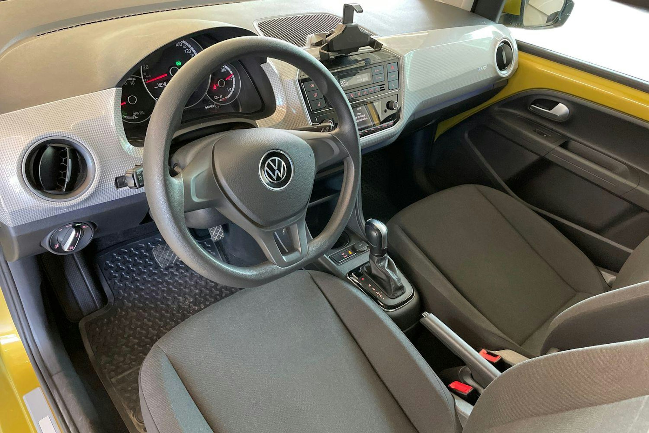 Keltainen Volkswagen up! 2020 kuva 7.