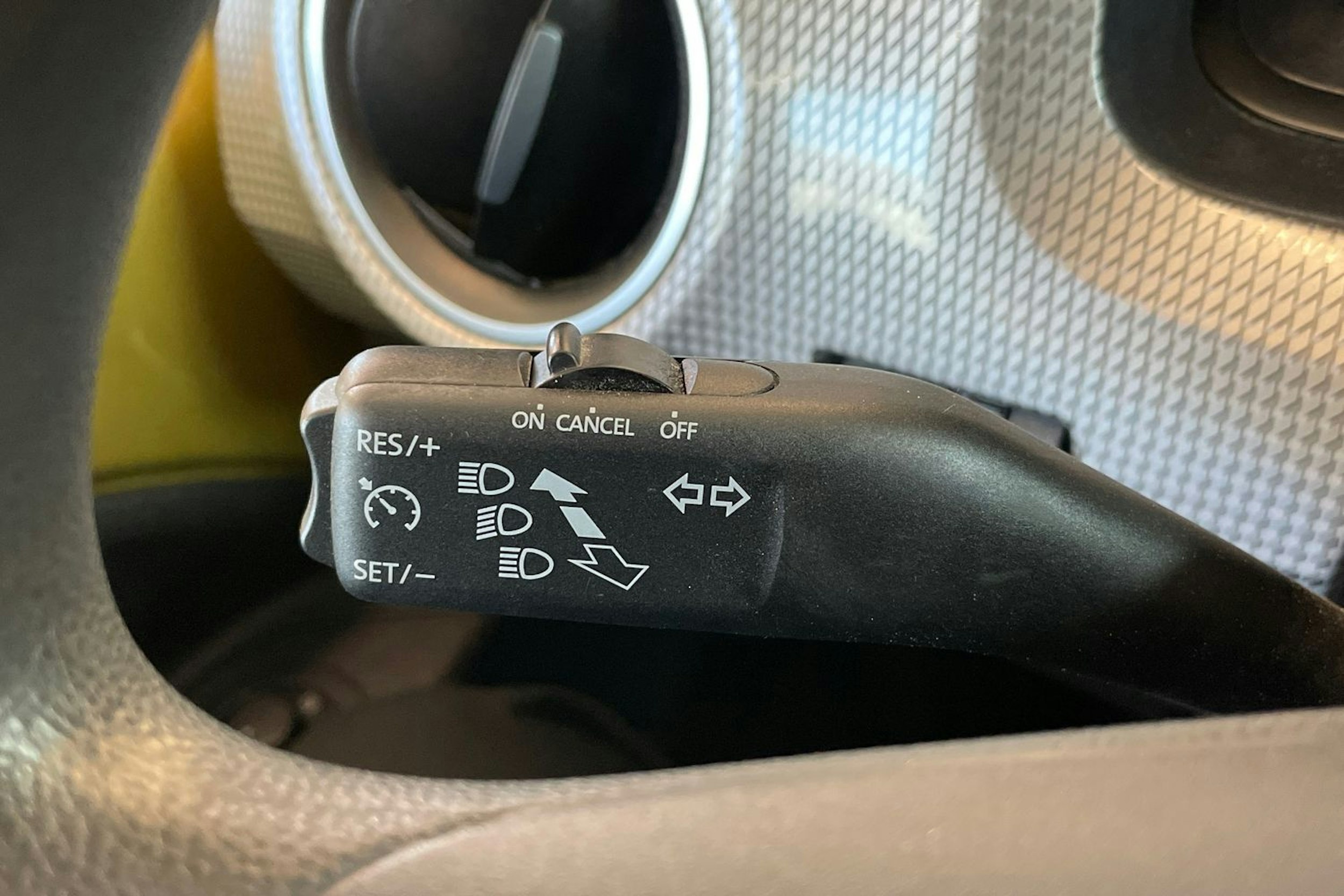 Keltainen Volkswagen up! 2020 kuva 17.