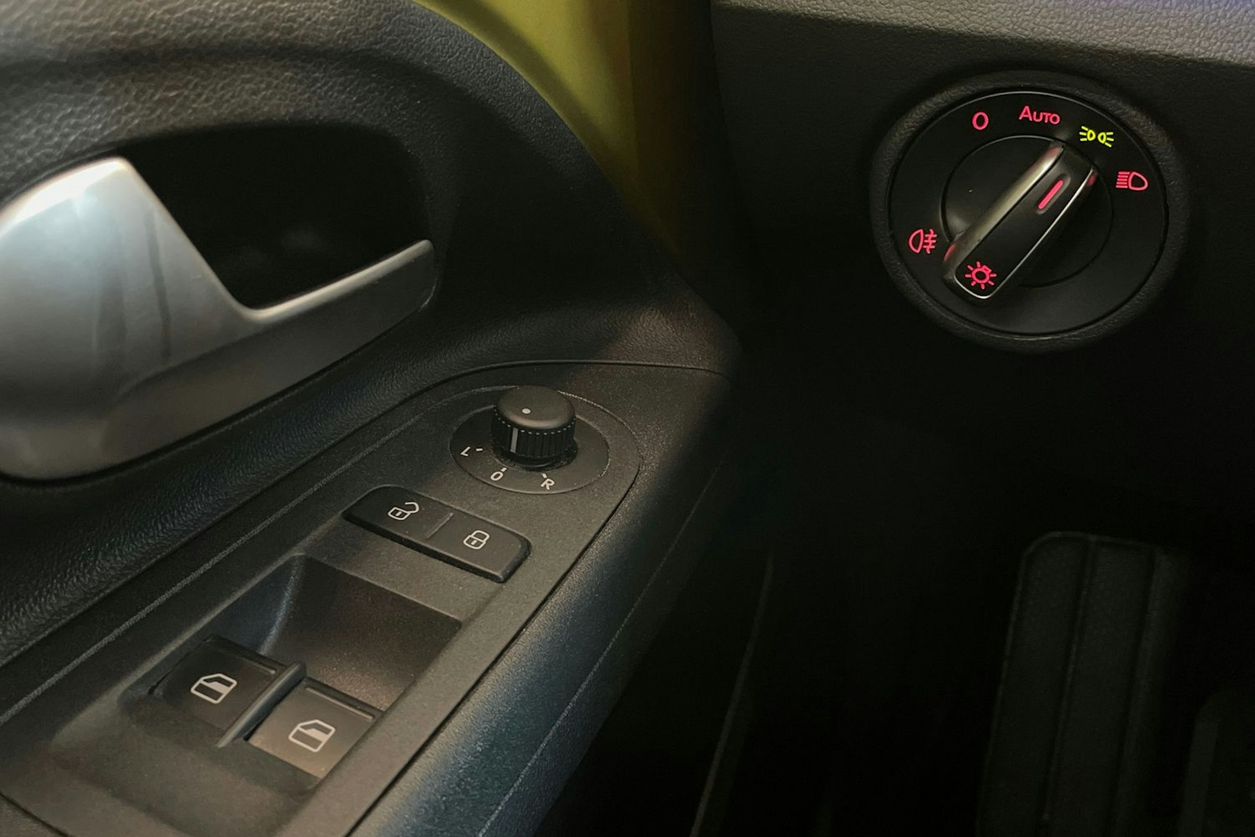 Keltainen Volkswagen up! 2020 kuva 19.