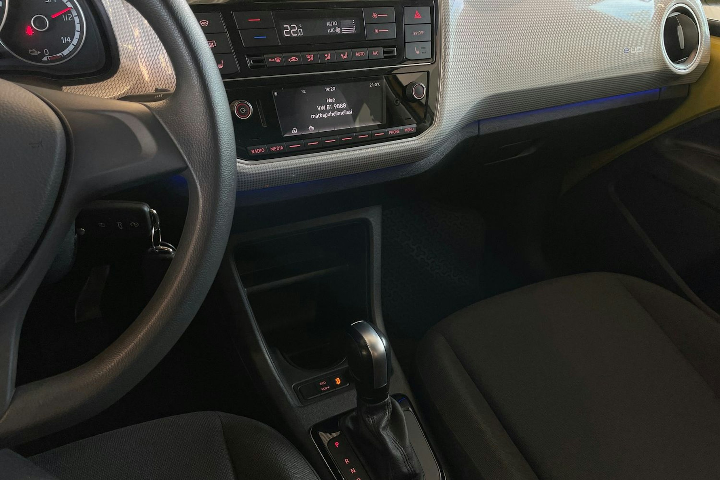 Keltainen Volkswagen up! 2020 kuva 20.