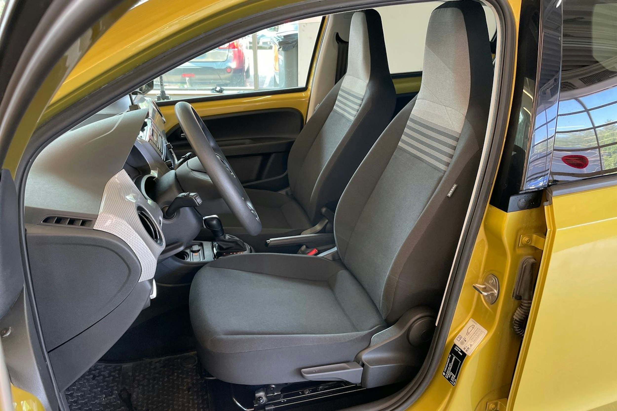 Keltainen Volkswagen up! 2020 kuva 21.