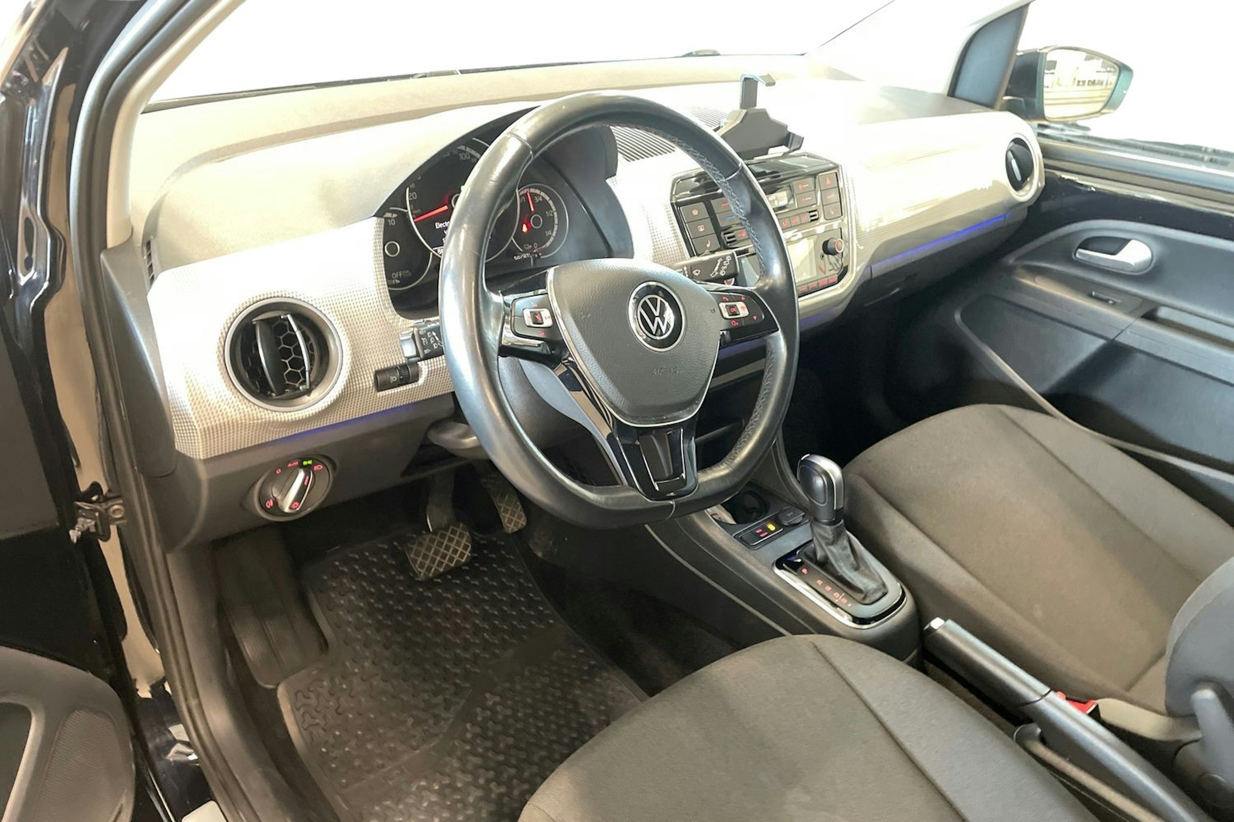 musta Volkswagen up! 2020 kuva 7.