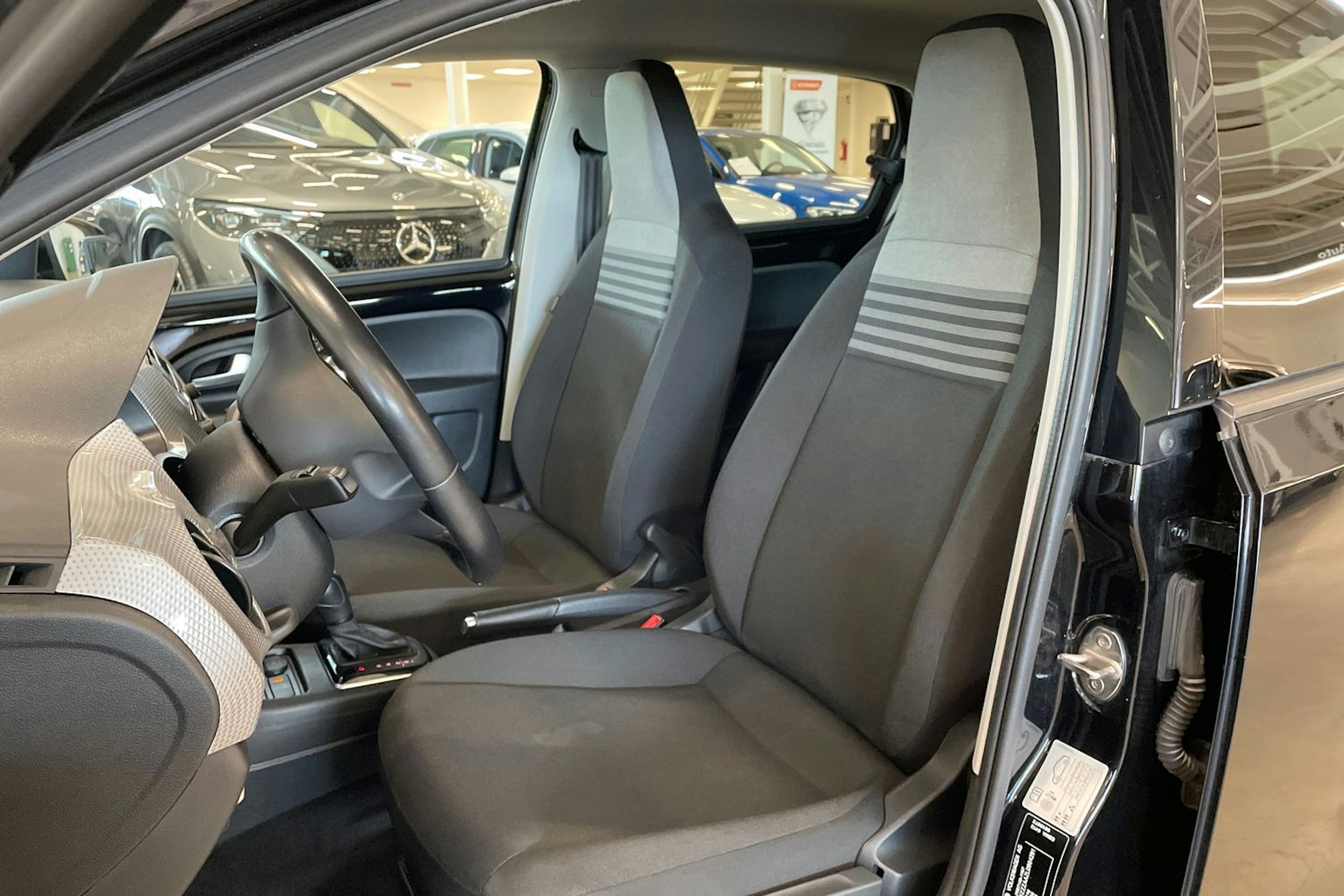 musta Volkswagen up! 2020 kuva 14.