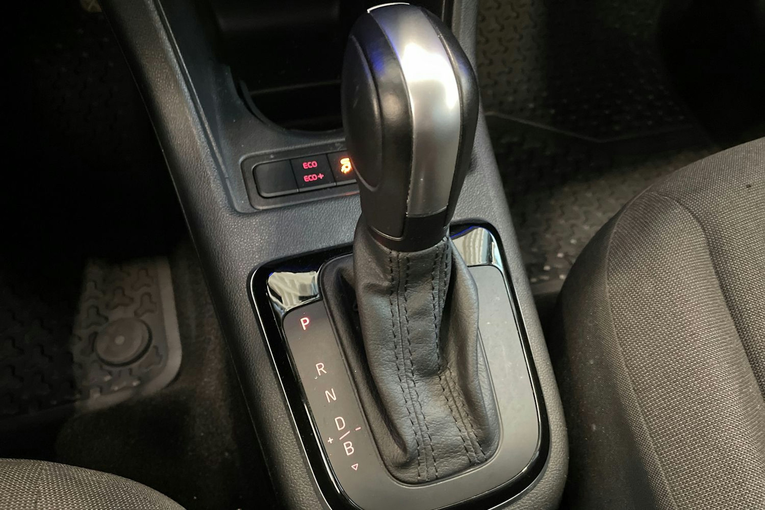 musta Volkswagen up! 2020 kuva 27.