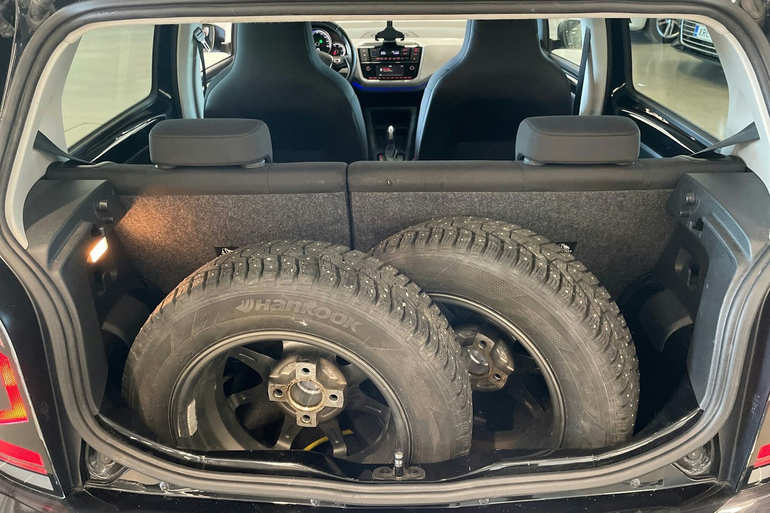 musta Volkswagen up! 2020 kuva 31.