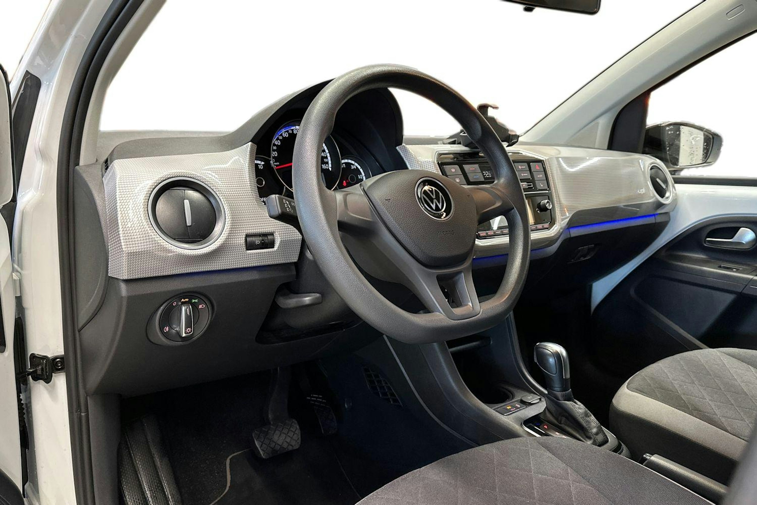 Valkoinen Volkswagen up! 2021 kuva 7.