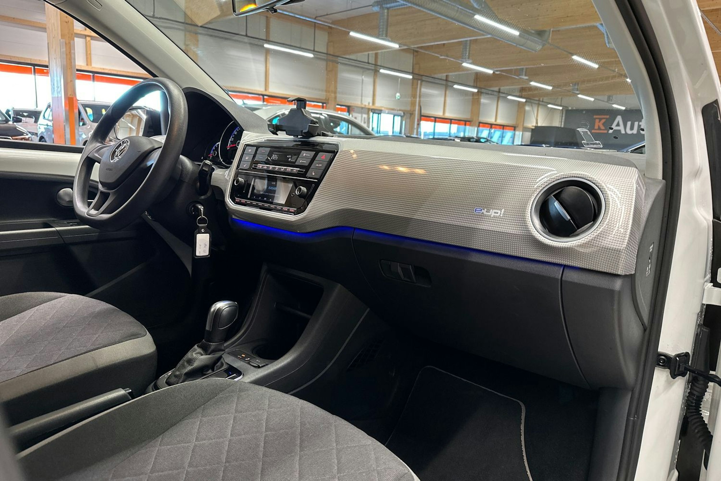 Valkoinen Volkswagen up! 2021 kuva 14.