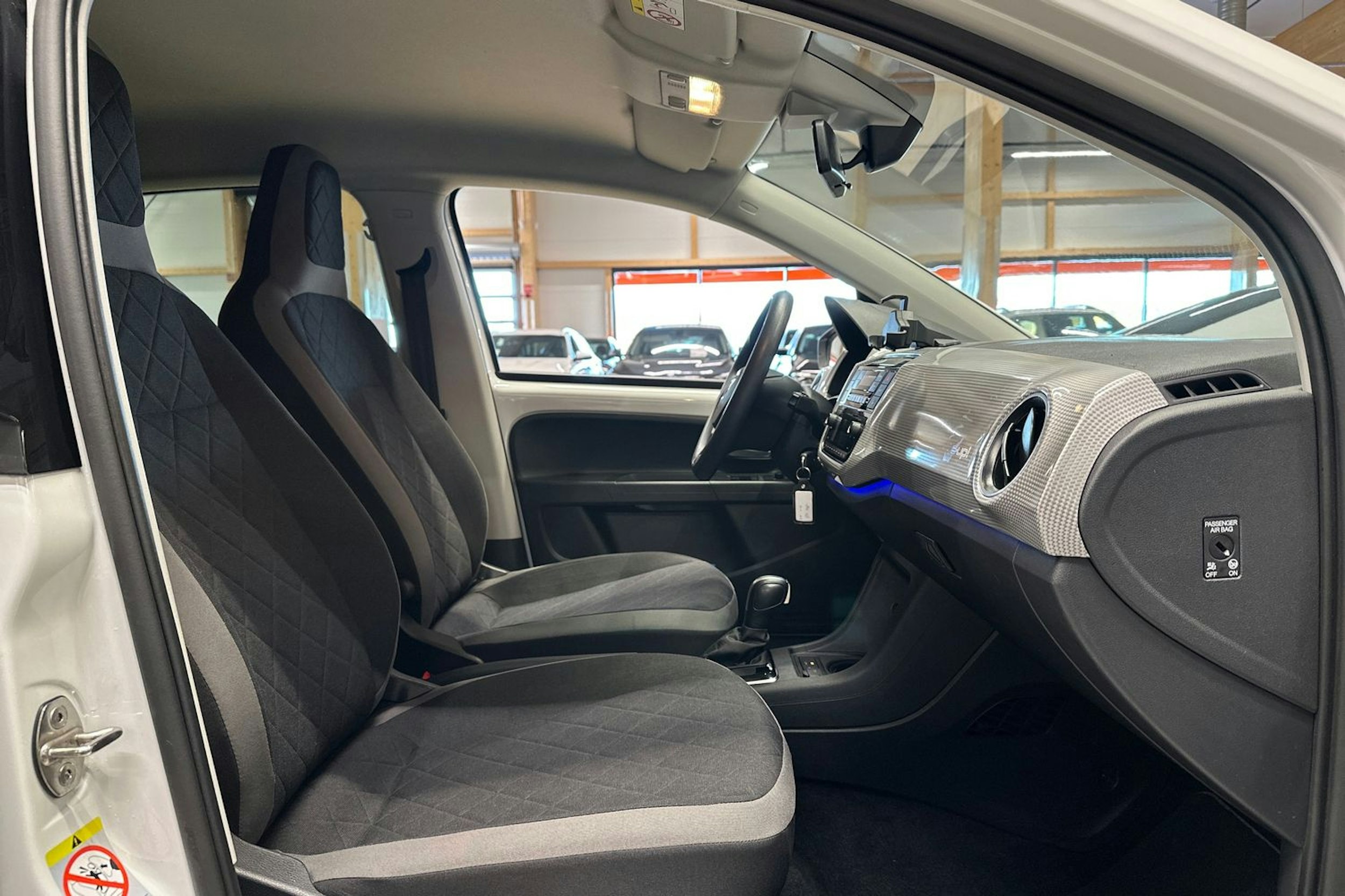 Valkoinen Volkswagen up! 2021 kuva 15.