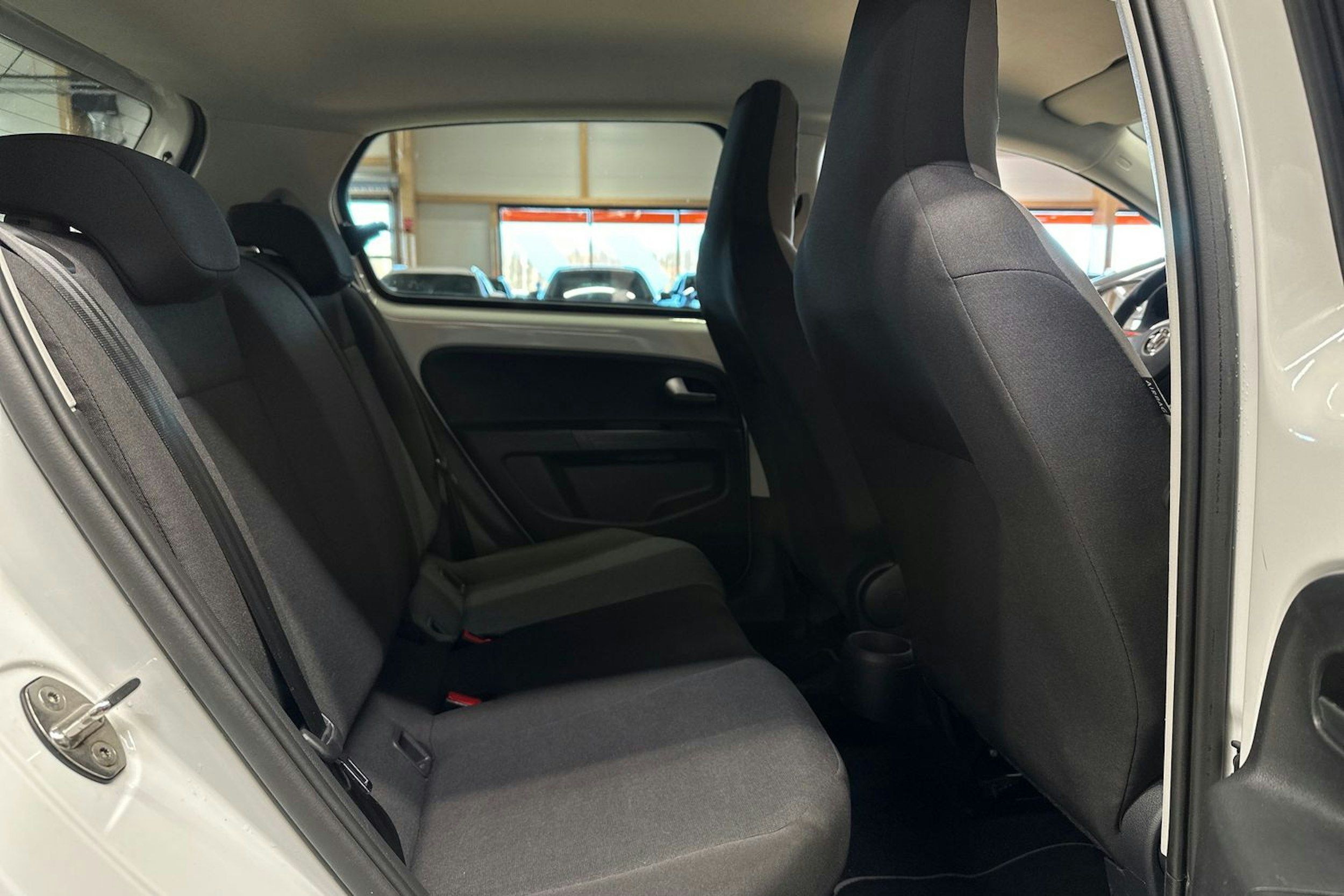 Valkoinen Volkswagen up! 2021 kuva 16.