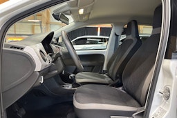 Valkoinen Volkswagen up! 2021 kuva 17.