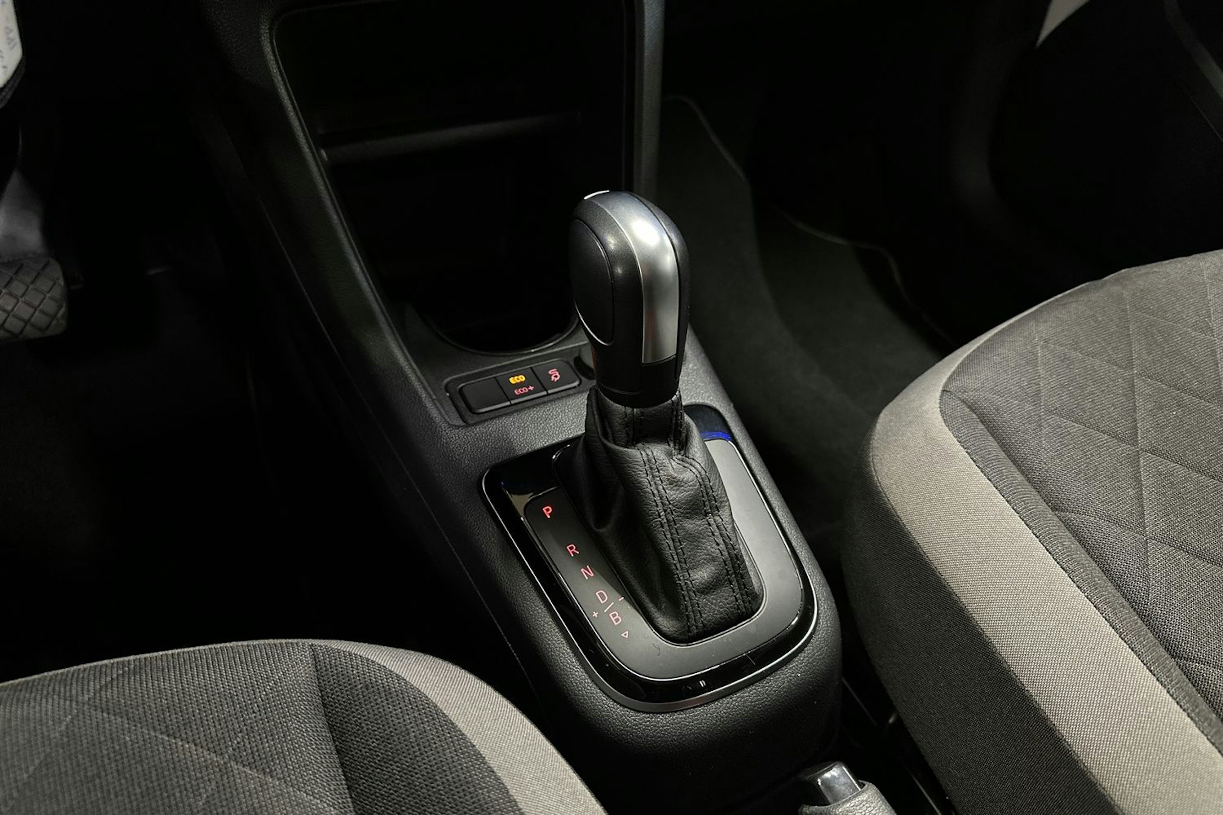 Valkoinen Volkswagen up! 2021 kuva 23.