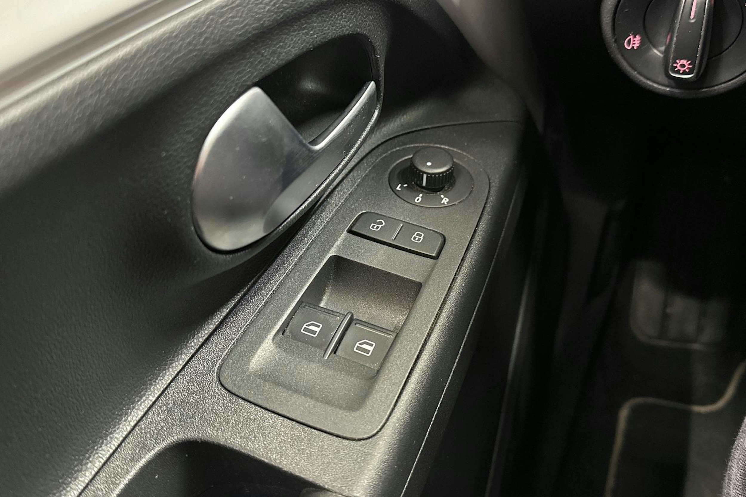 Valkoinen Volkswagen up! 2021 kuva 26.