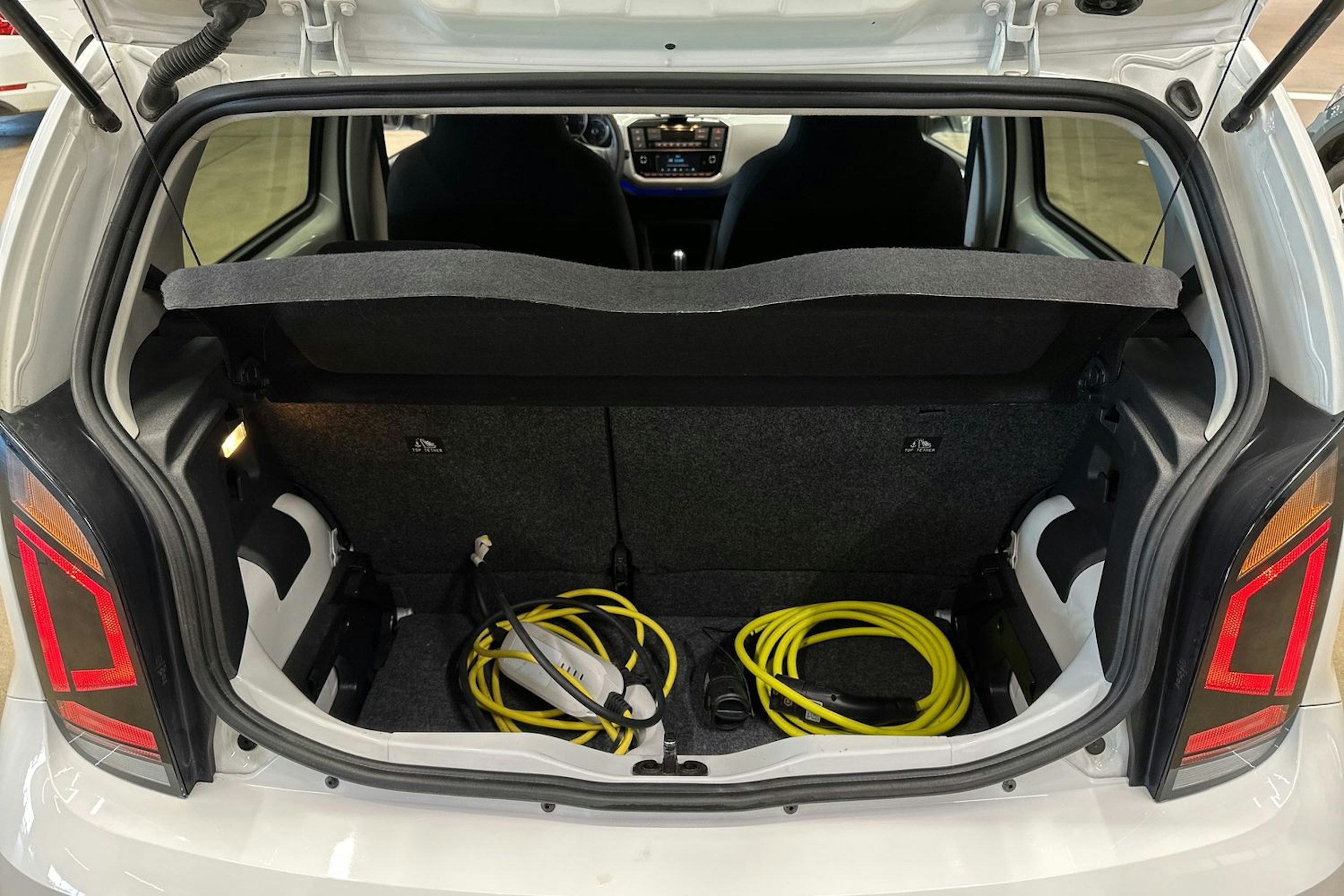 Valkoinen Volkswagen up! 2021 kuva 27.