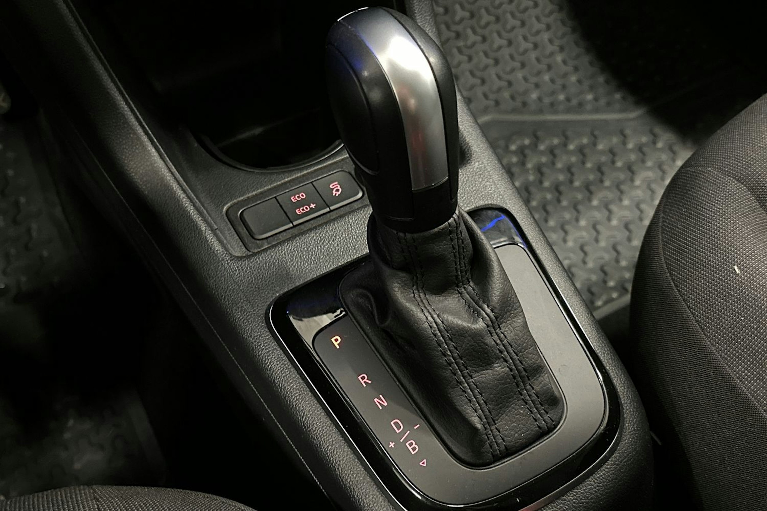 valkoinen Volkswagen up! 2021 kuva 16.