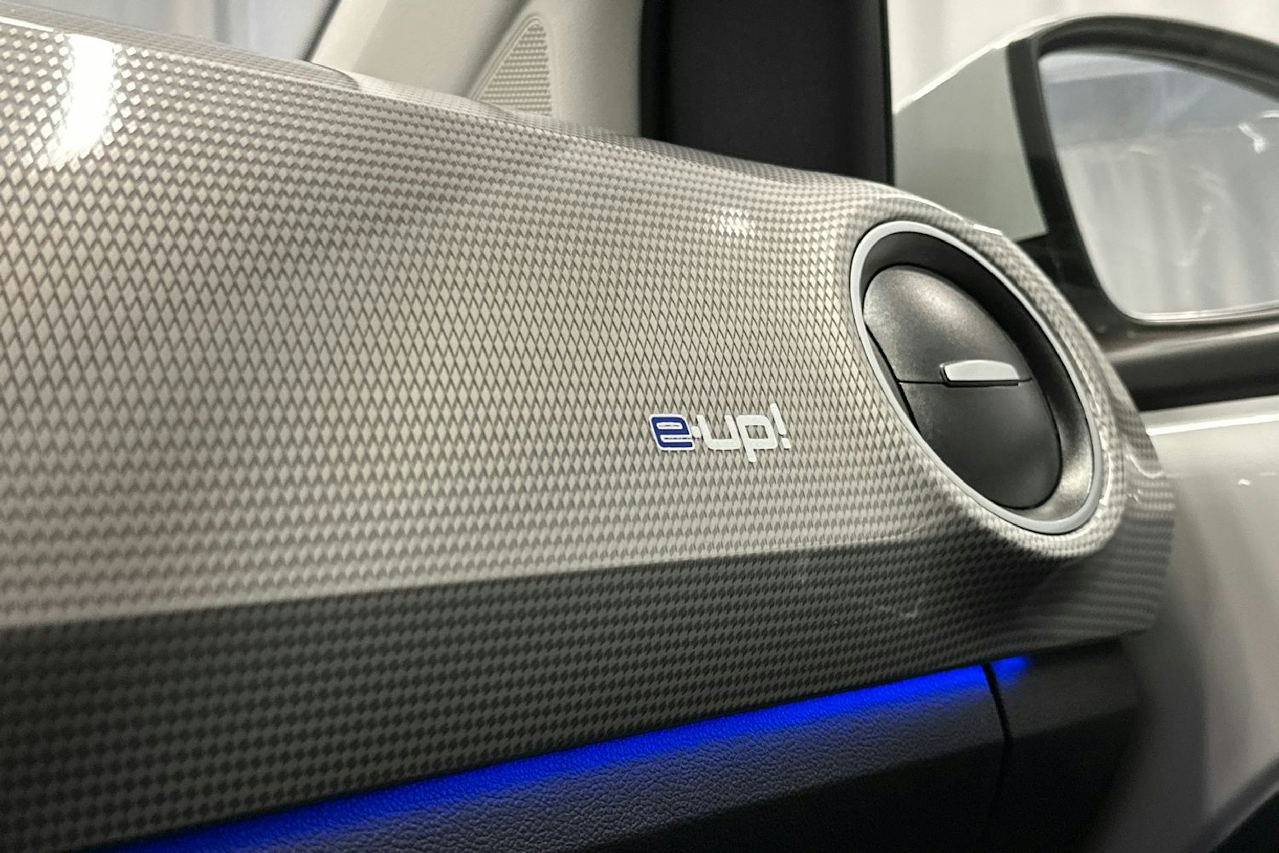 valkoinen Volkswagen up! 2021 kuva 21.