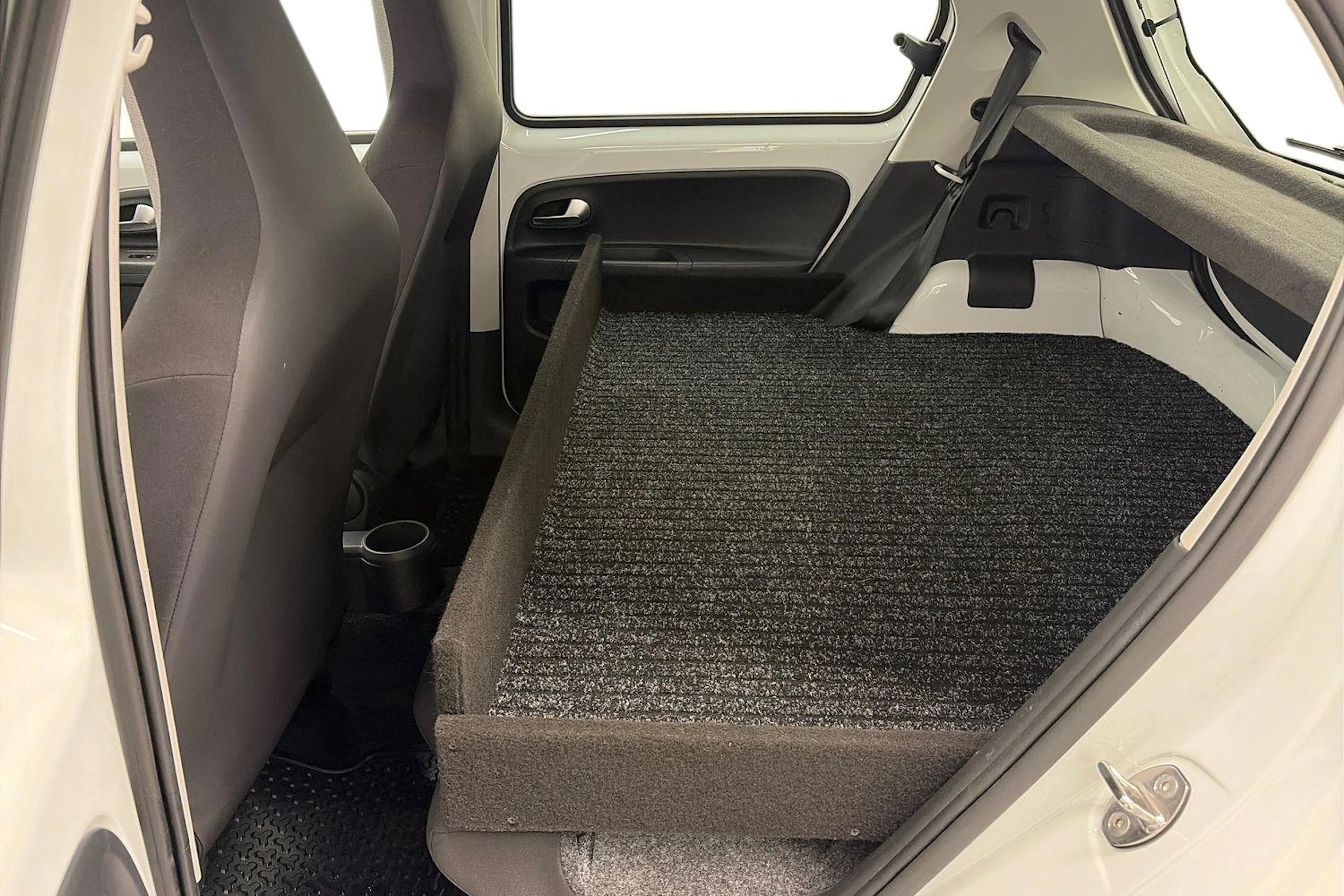 valkoinen Volkswagen up! 2021 kuva 11.