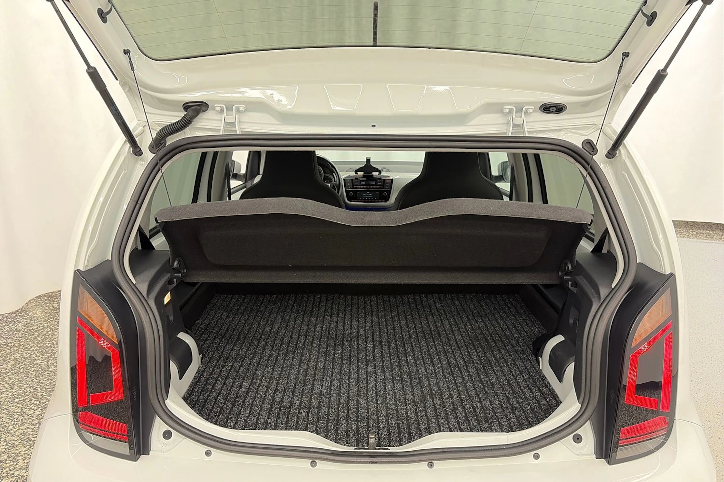 valkoinen Volkswagen up! 2021 kuva 15.