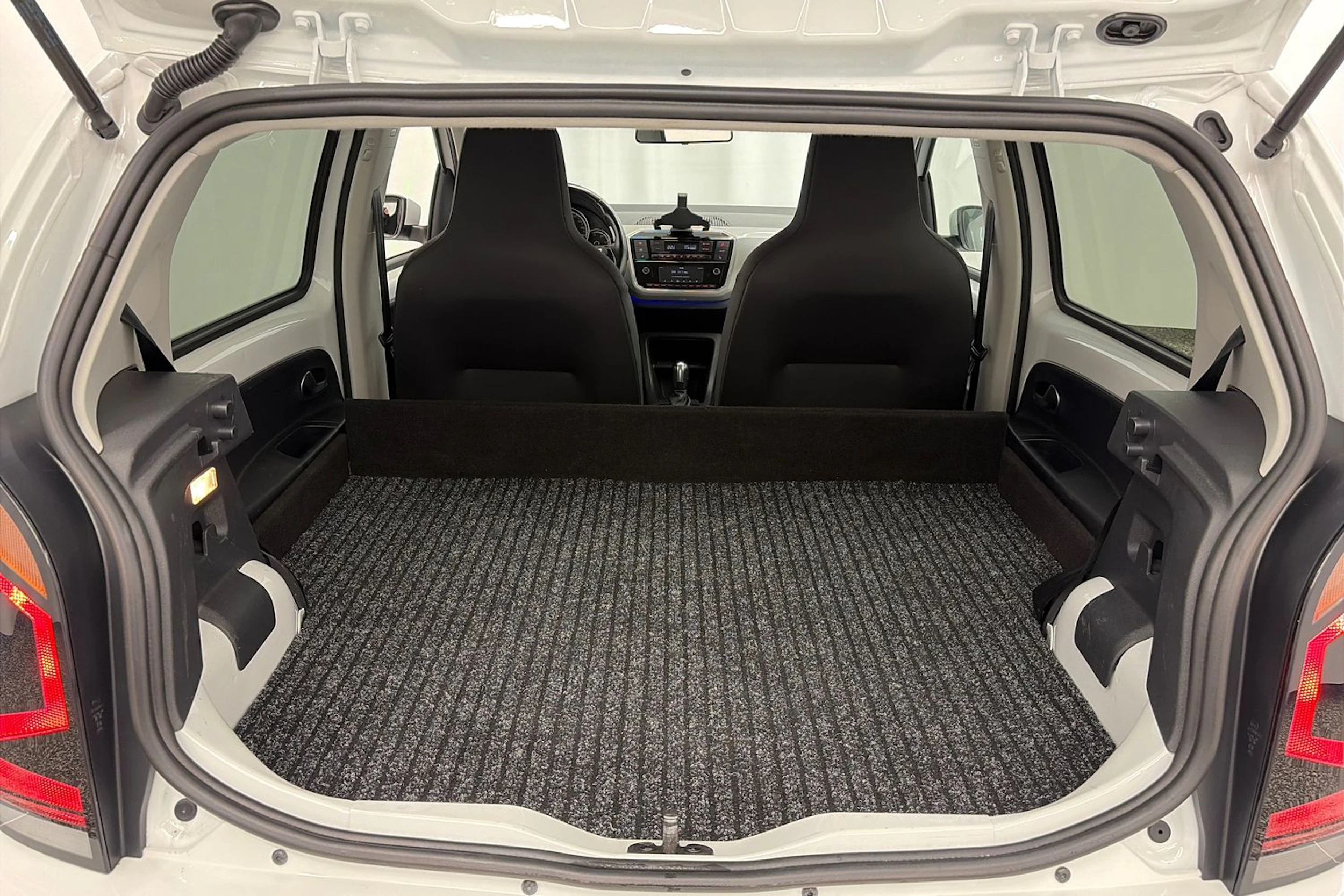 valkoinen Volkswagen up! 2021 kuva 16.