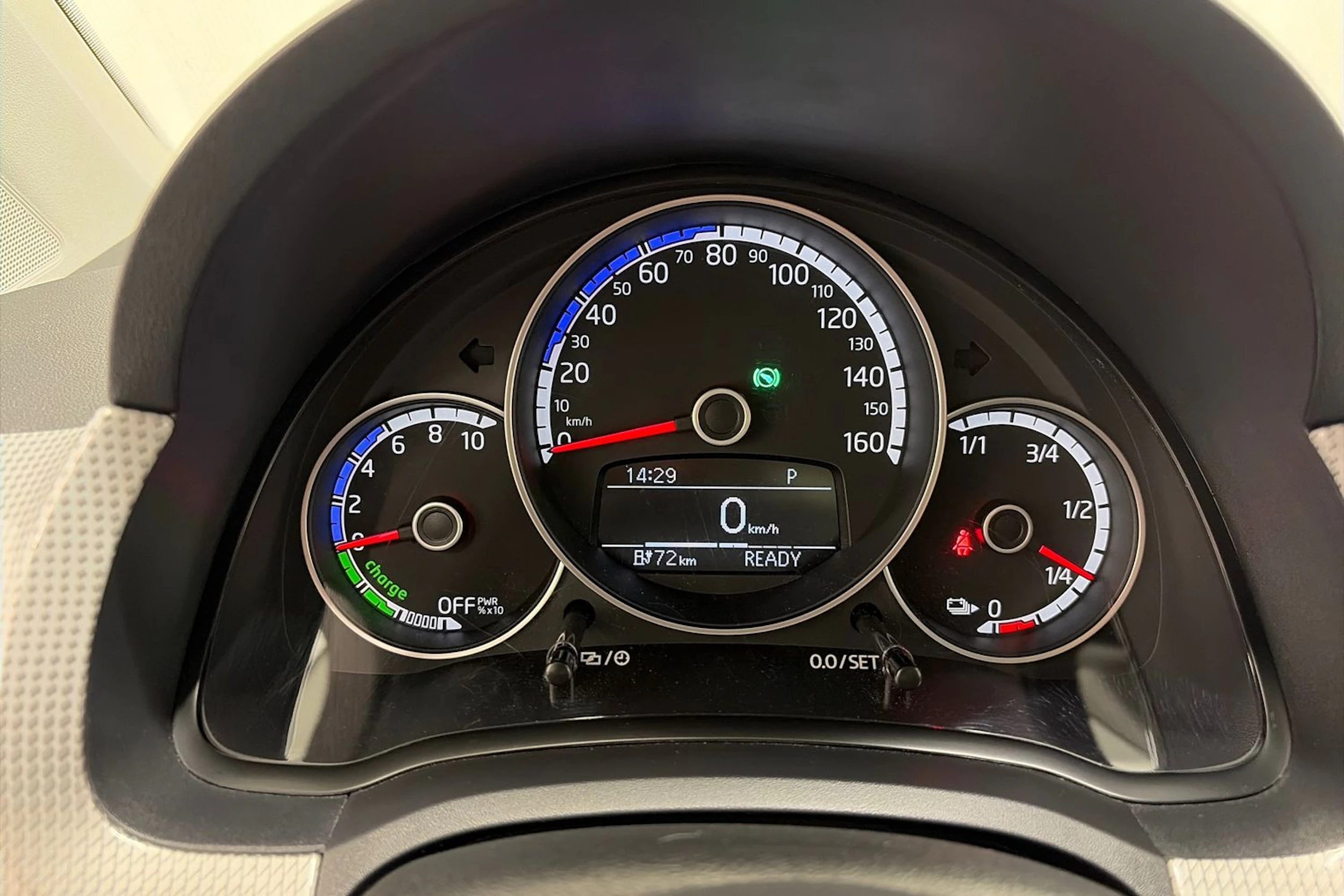 valkoinen Volkswagen up! 2021 kuva 18.